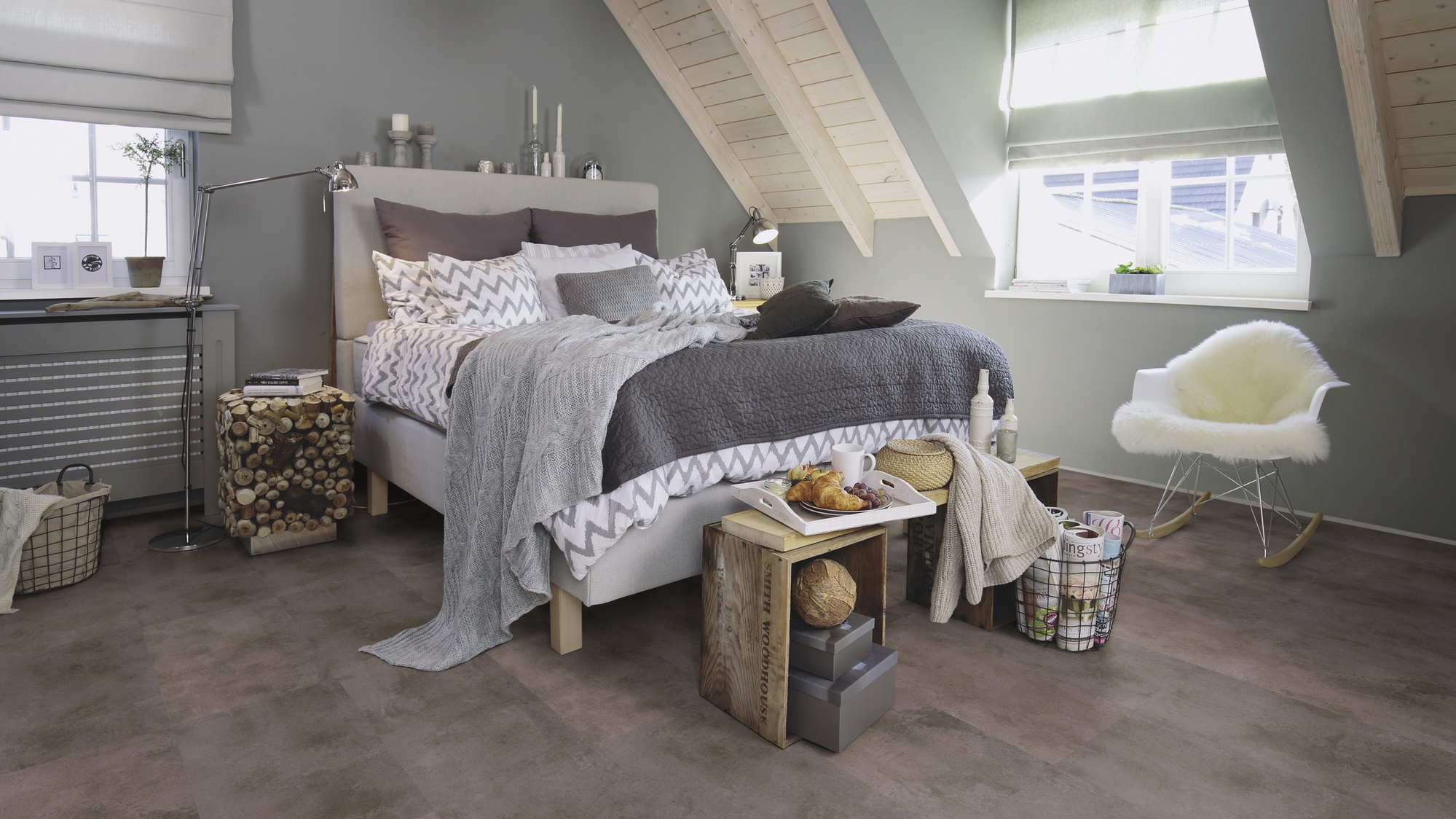 Milieubild Schlafzimmer im modernen Dachgeschoss - wineo Klebe-Bioboden PURLINE wineo 1000 stone L Urban Concrete Steel Milieubild Schlafzimmer im modernen Dachgeschoss - wineo PL319R