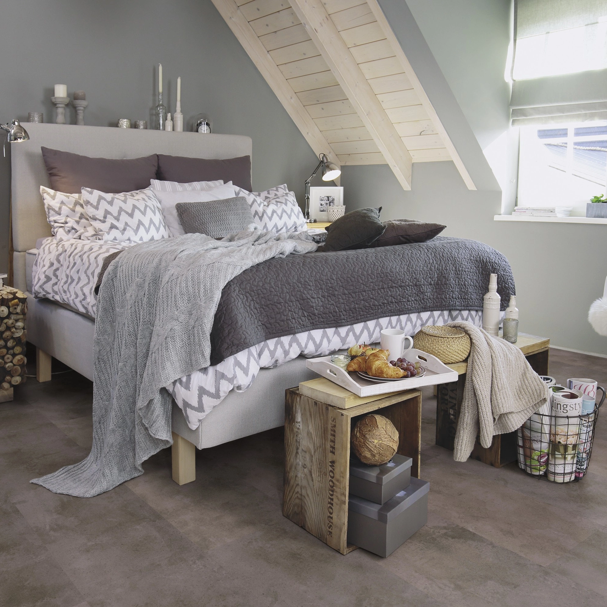 Milieubild Schlafzimmer im modernen Dachgeschoss - wineo Klebe-Bioboden PURLINE wineo 1000 stone L Urban Concrete Steel Milieubild Schlafzimmer im modernen Dachgeschoss - wineo PL319R