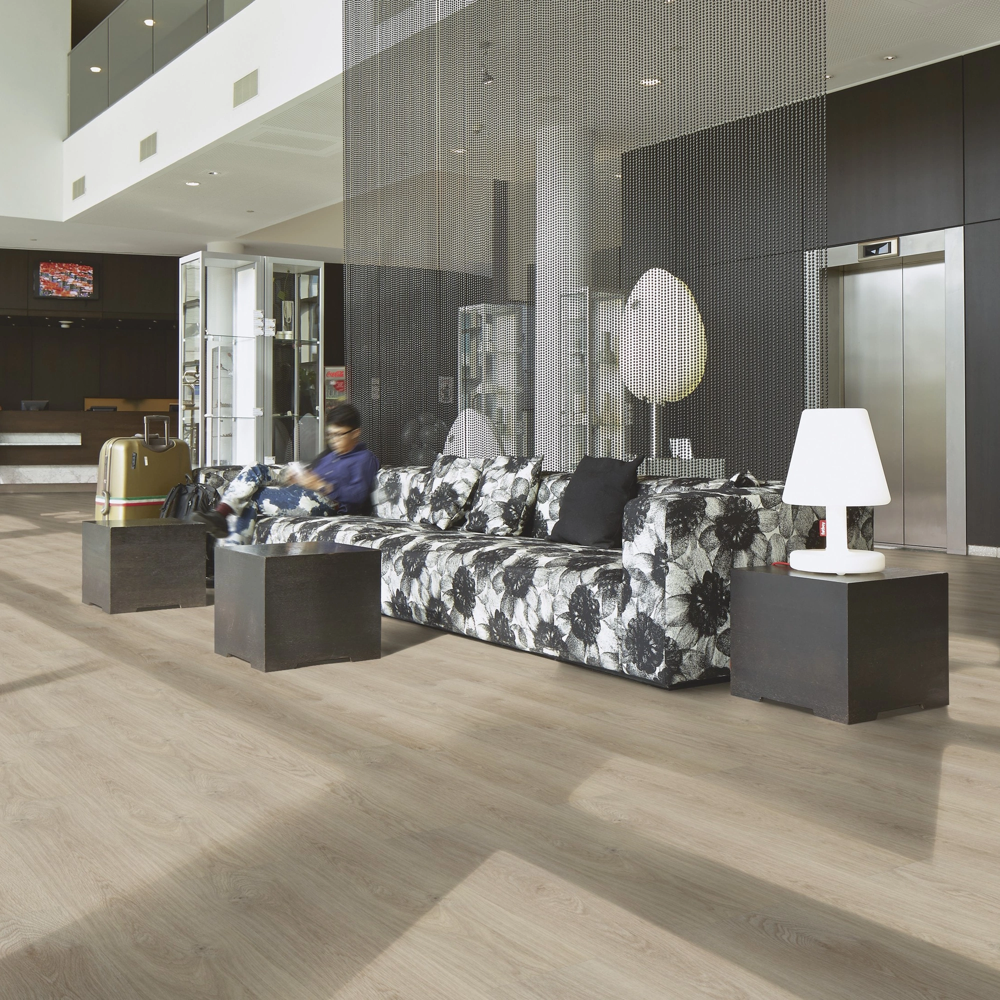 Milieubild Hotellobby mit Rezeption - Forbo Flooring Klick-Vinyl Enduro Click Decibel 0.55 Washed Oak Milieubild Hotellobby mit Rezeption - Forbo Flooring 253435