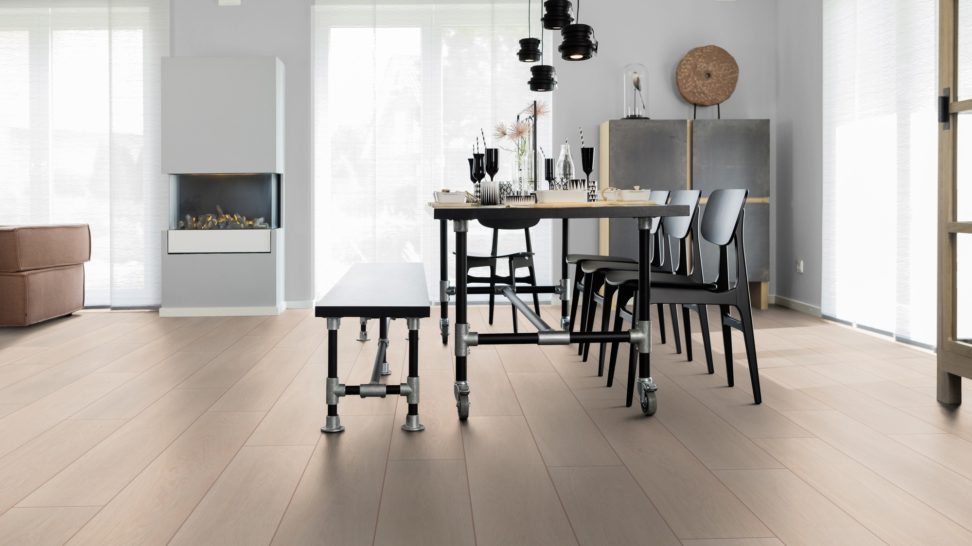 Milieubild Esszimmer mit Kamin - wineo HDF Klick-Bioboden PURLINE wineo 1000 wood XL Calm Oak Bright Milieubild Esszimmer mit Kamin - wineo MLP305R