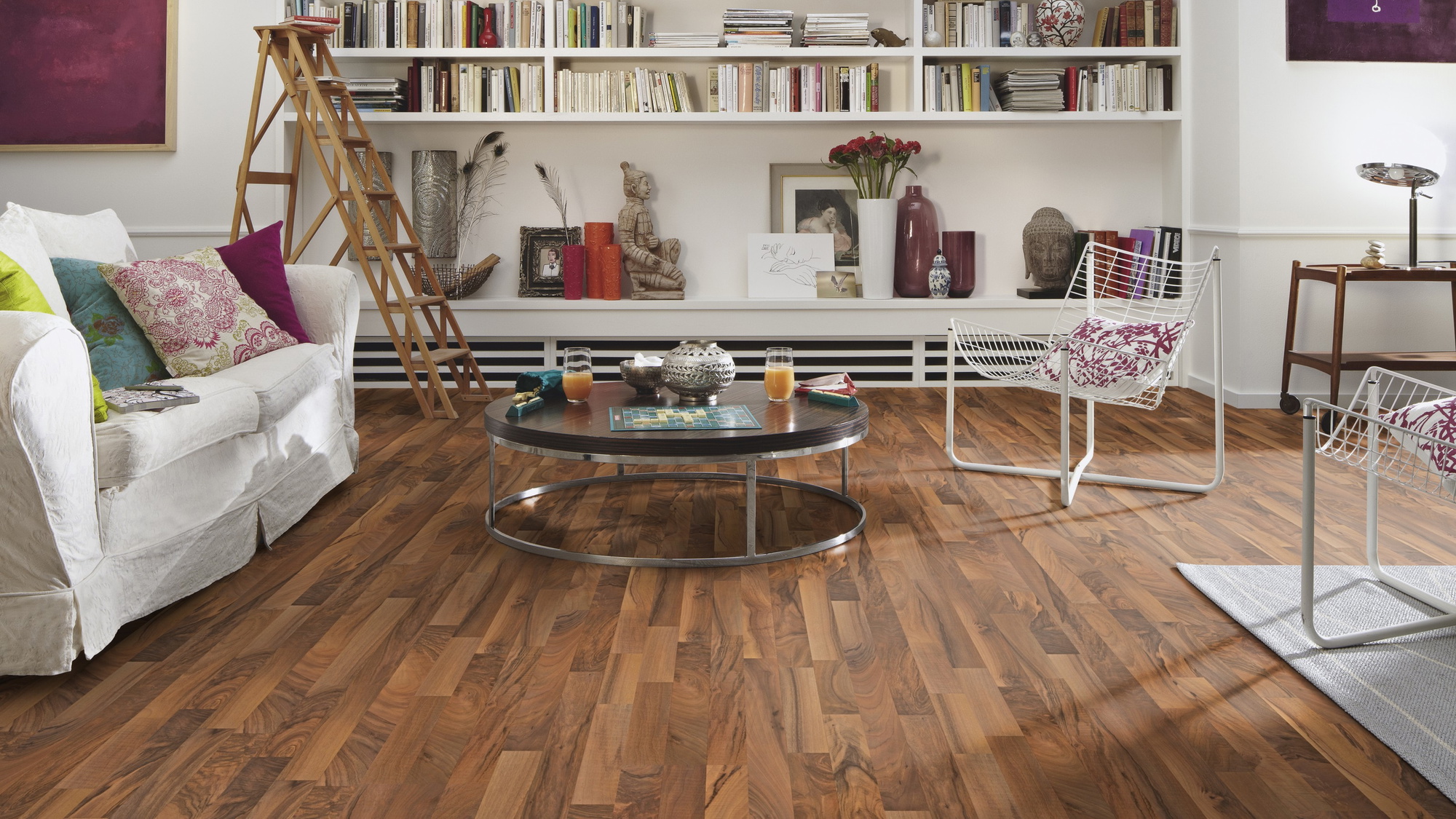 Milieubild Wohnzimmer mit großem Bücherregal - MEISTER Laminat LC 55 Nussbaum Milieubild Wohnzimmer mit großem Bücherregal - MEISTER 600012-1288198-00211