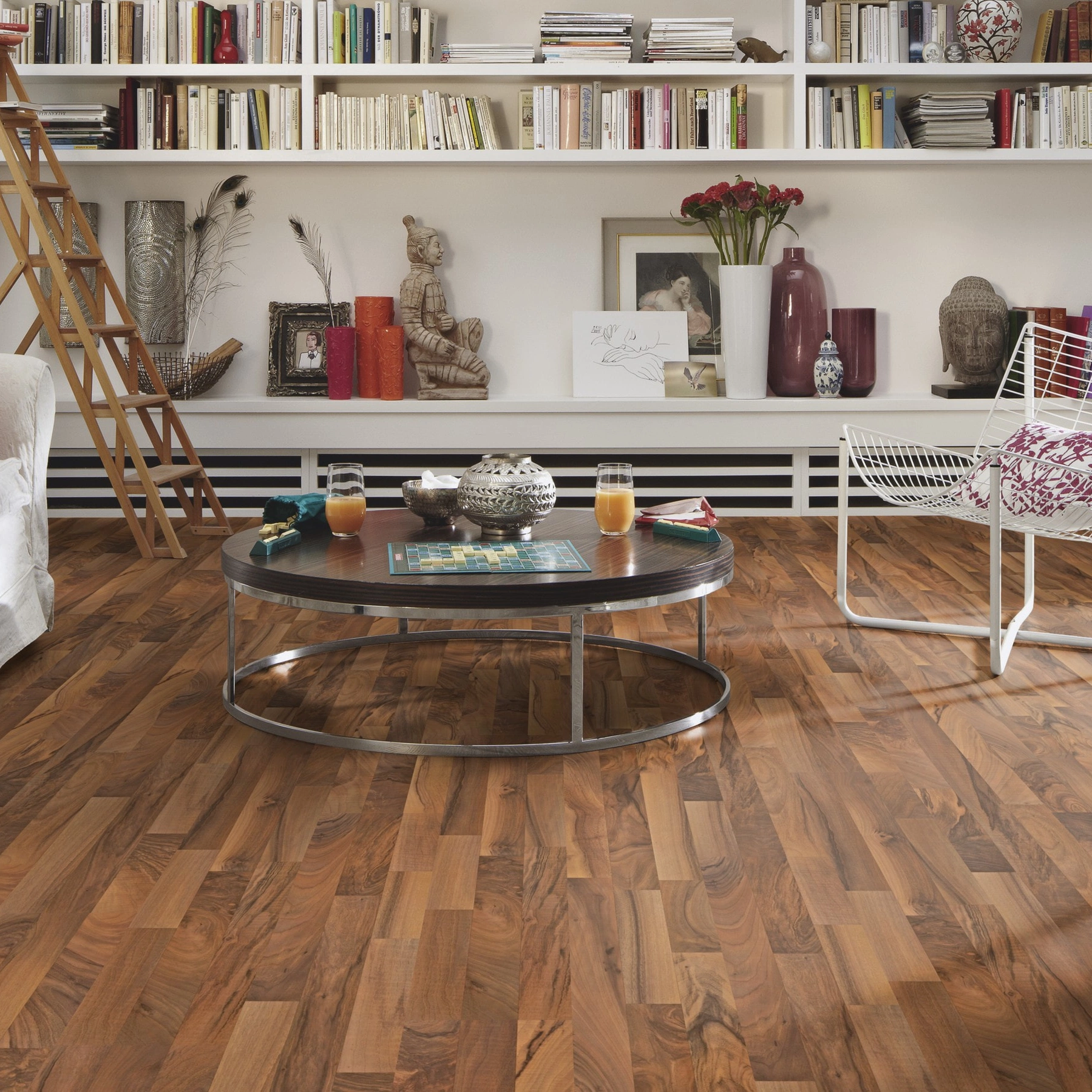 Milieubild Wohnzimmer mit großem Bücherregal - MEISTER Laminat LC 55 Nussbaum Milieubild Wohnzimmer mit großem Bücherregal - MEISTER 600012-1288198-00211