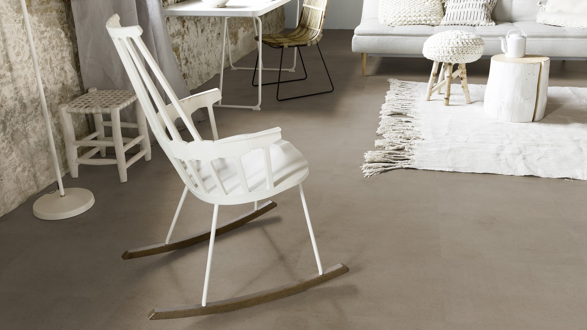 Milieubild Wohnzimmer mit Schaukelstuhl im skandinavischen Stil - Forbo Flooring 243651