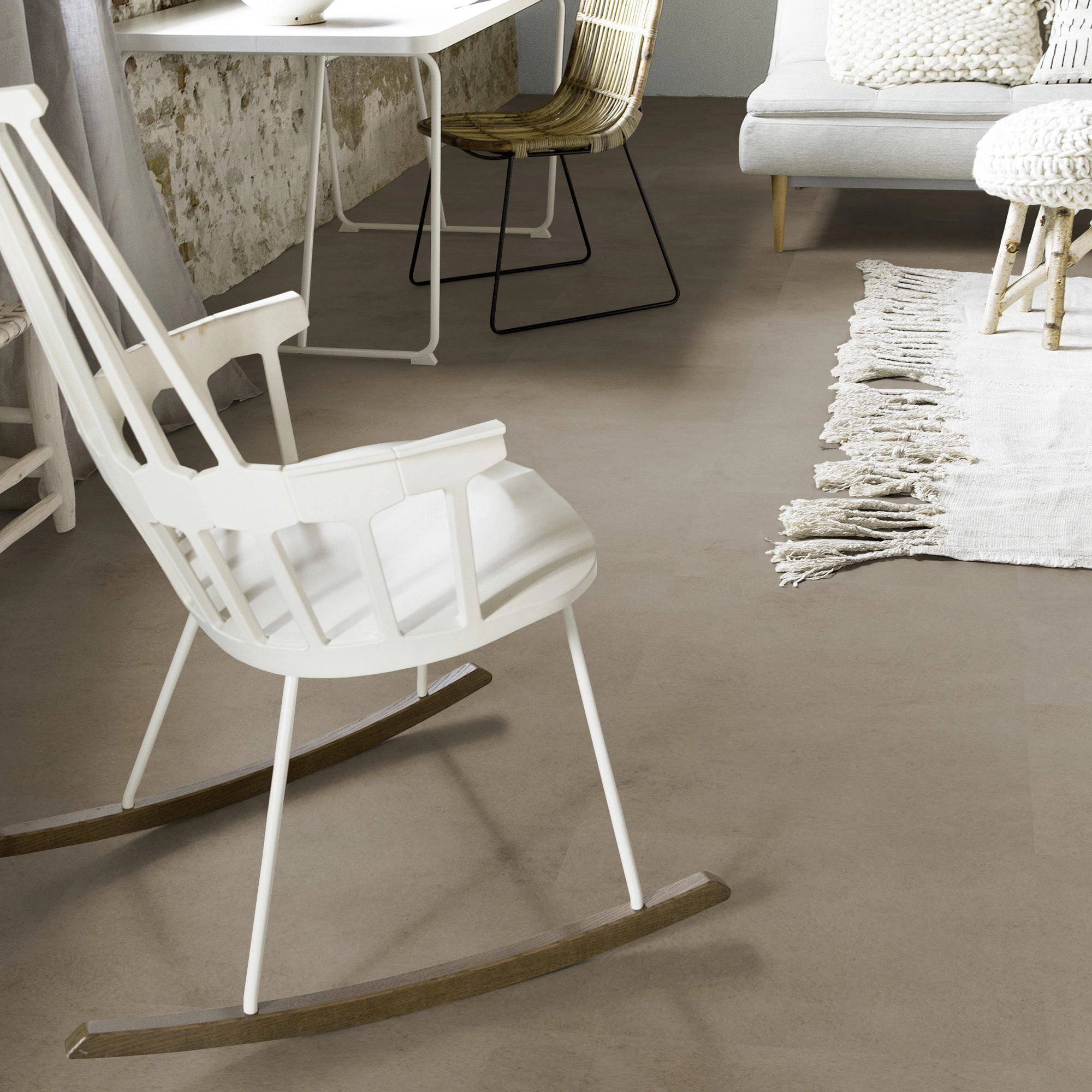 Milieubild Wohnzimmer mit Schaukelstuhl im skandinavischen Stil - Forbo Flooring Klebe-Vinyl Allura Dryback 0.55 Material Canyon Cement Milieubild Wohnzimmer mit Schaukelstuhl im skandinavischen Stil - Forbo Flooring 243651