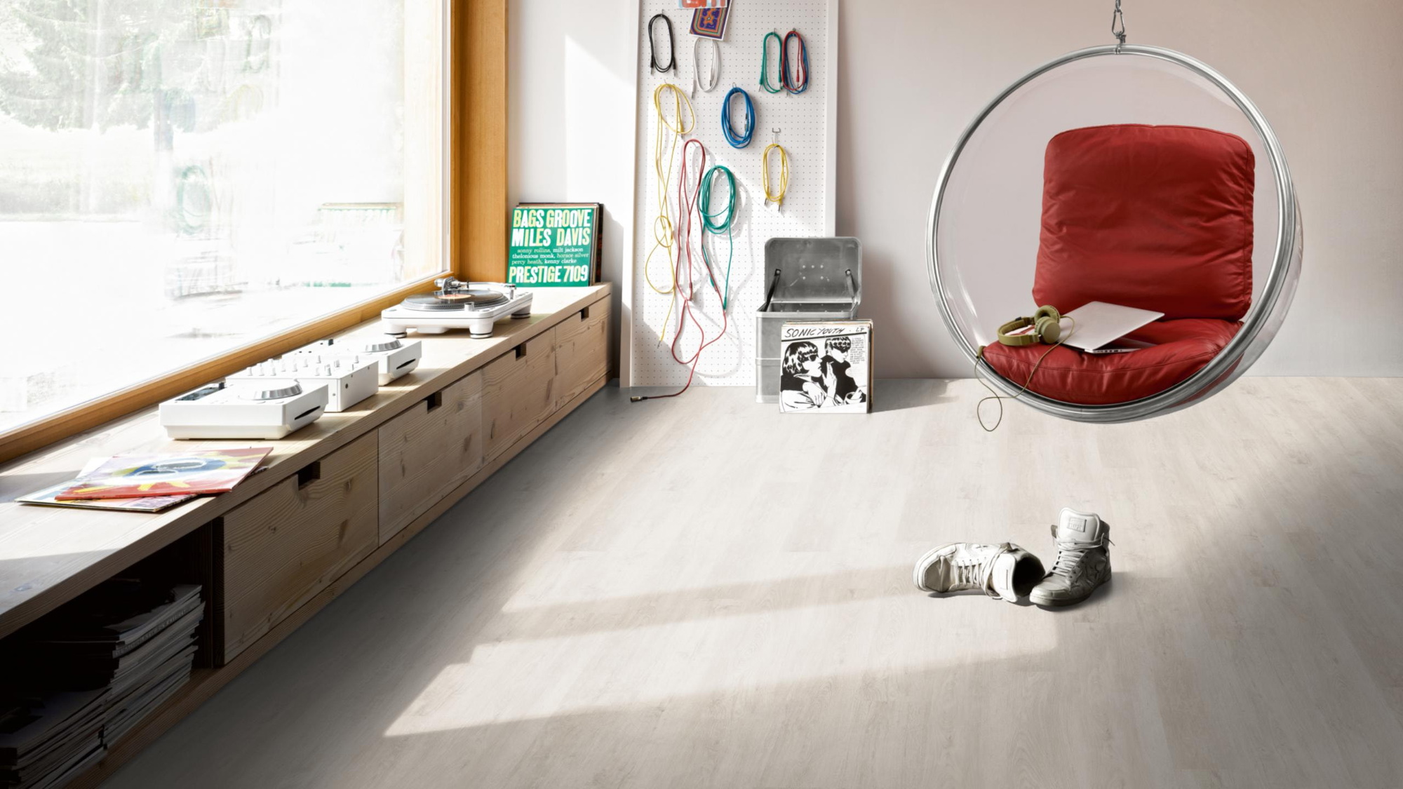 Milieubild Musikzimmer mit Plattenspieler - Parador Laminat Basic 400 Altholz weiß Milieubild Musikzimmer mit Plattenspieler - Parador 1748179