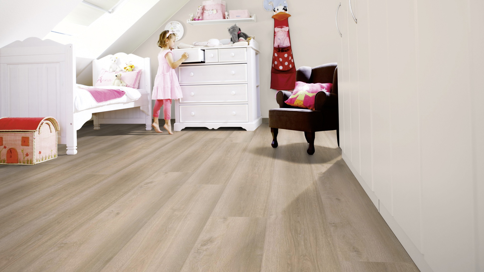 Milieubild Kinderzimmer mit weißer Kommode - wineo PL097R