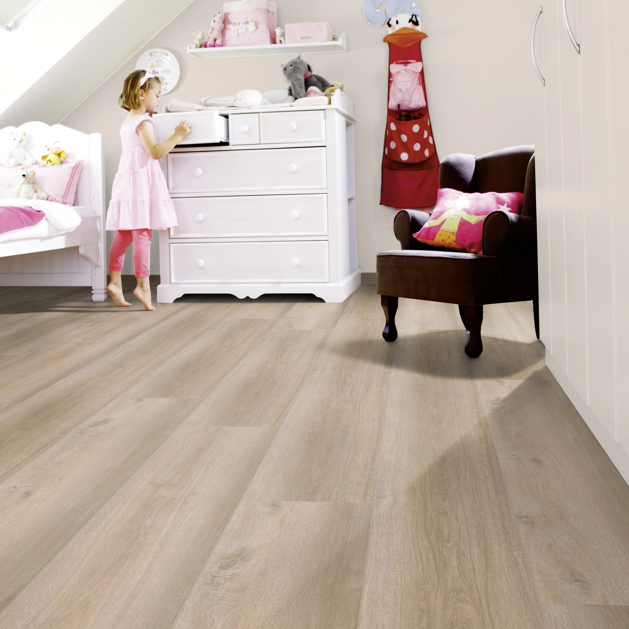 Milieubild Kinderzimmer mit weißer Kommode - wineo Klebe-Bioboden PURLINE wineo 1200 wood XL Cheer for Lisa Milieubild Kinderzimmer mit weißer Kommode - wineo PL097R