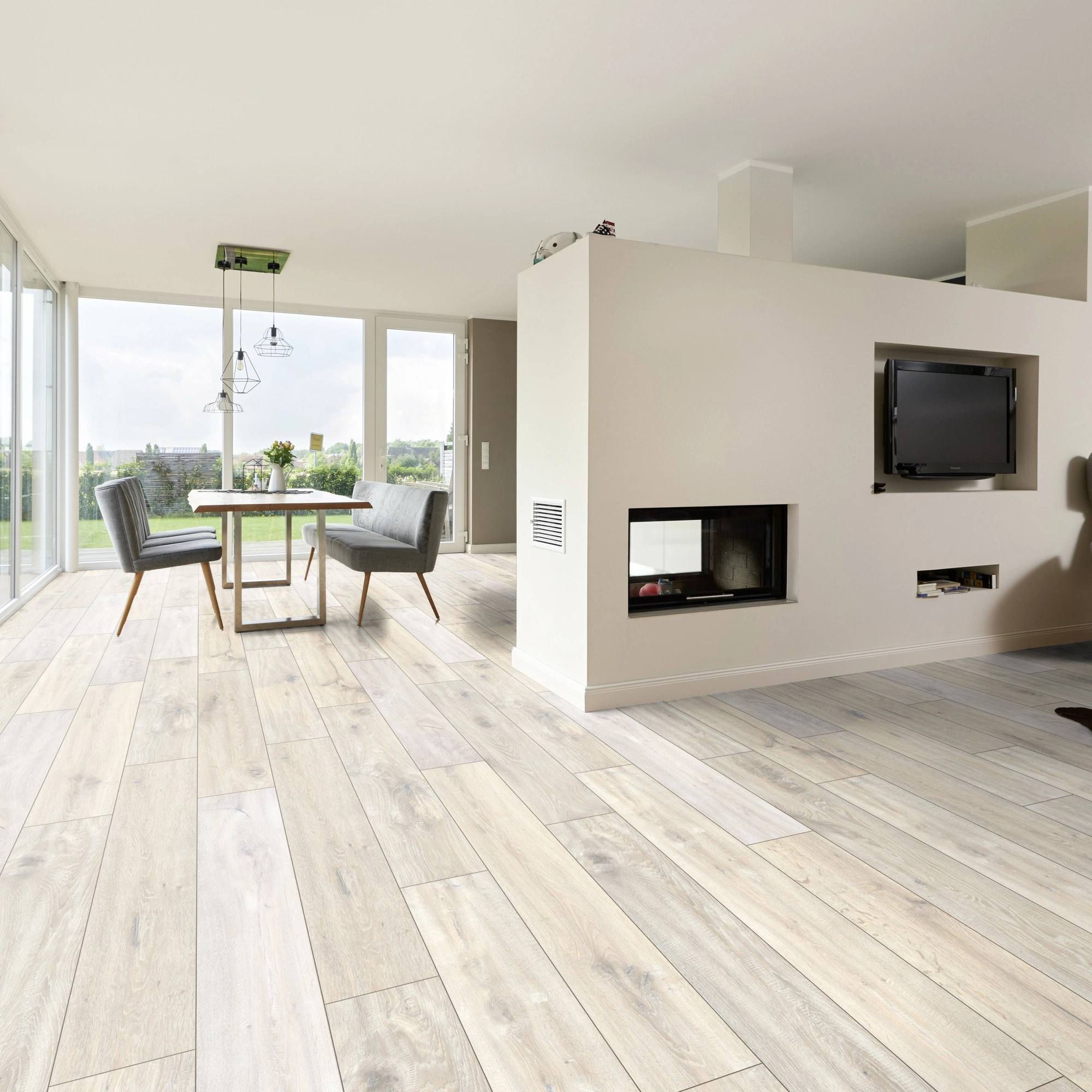 Milieubild Wohnzimmer mit Essbereich und Kamin - ter Hürne Laminat Classic Edition Eiche Ice Factory Milieubild Wohnzimmer mit Essbereich und Kamin - ter Hürne 1101021836