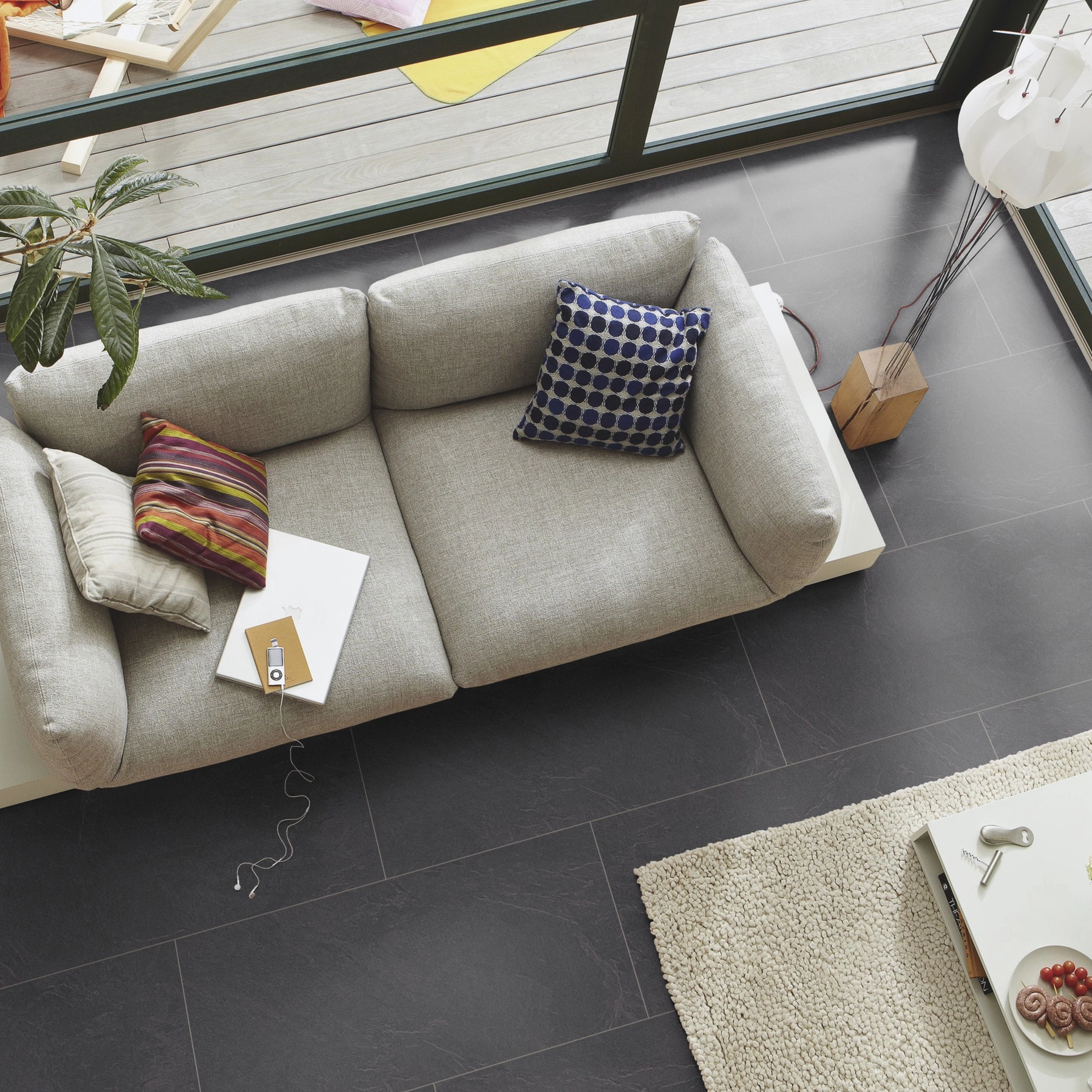 Milieubild Wohnzimmer im Wintergarten - Blick von oben - MEISTER Laminat LB 150 Schiefer anthrazit Milieubild Wohnzimmer im Wintergarten - Blick von oben - MEISTER 600003-0857398-06137