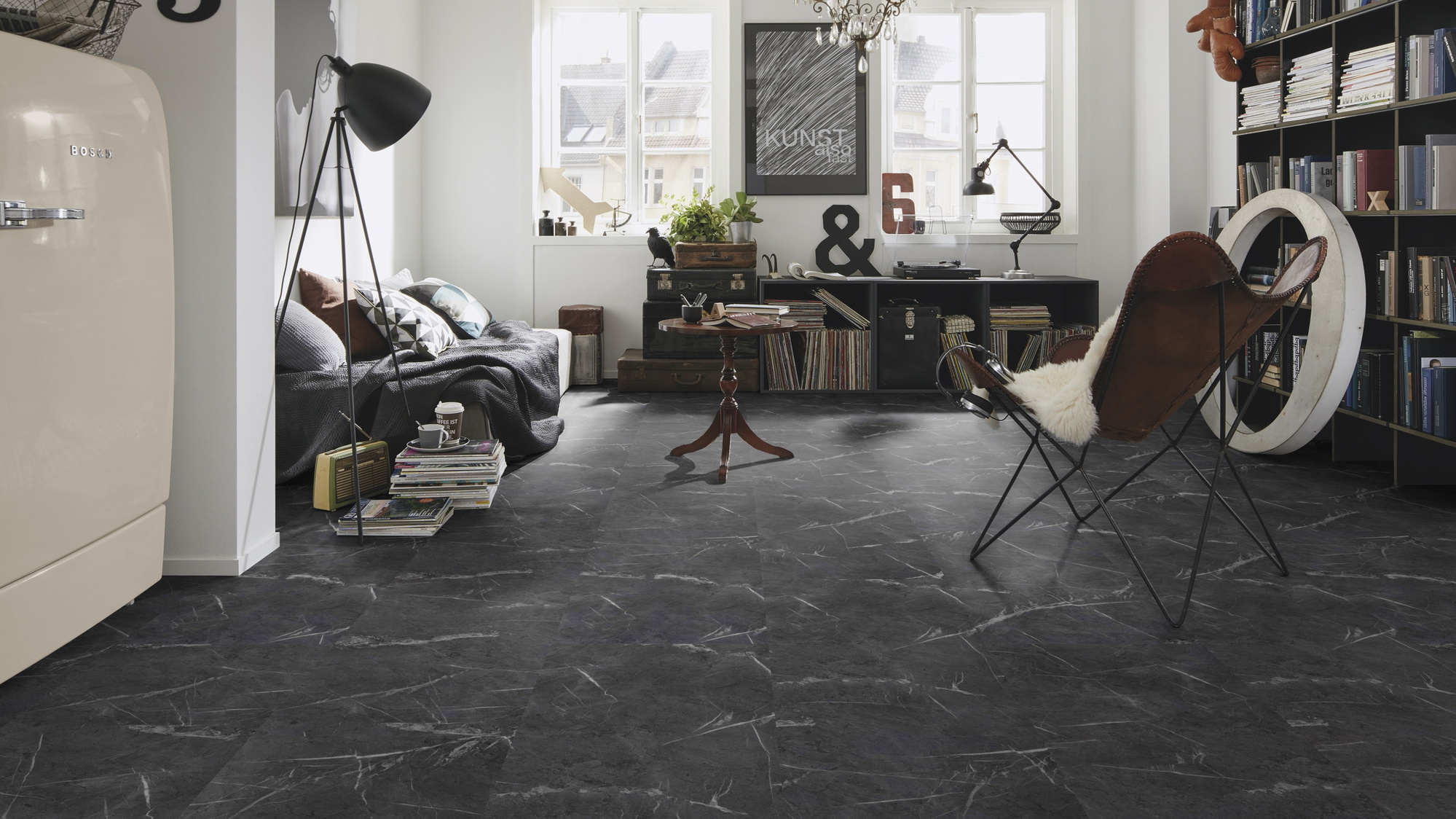Milieubild Kompaktes Wohnzimmer mit Bücherregal - wineo Klebe-Bioboden PURLINE wineo 1500 stone XL Metropolitan Marble Dark Milieubild Kompaktes Wohnzimmer mit Bücherregal - wineo PL15402SXL