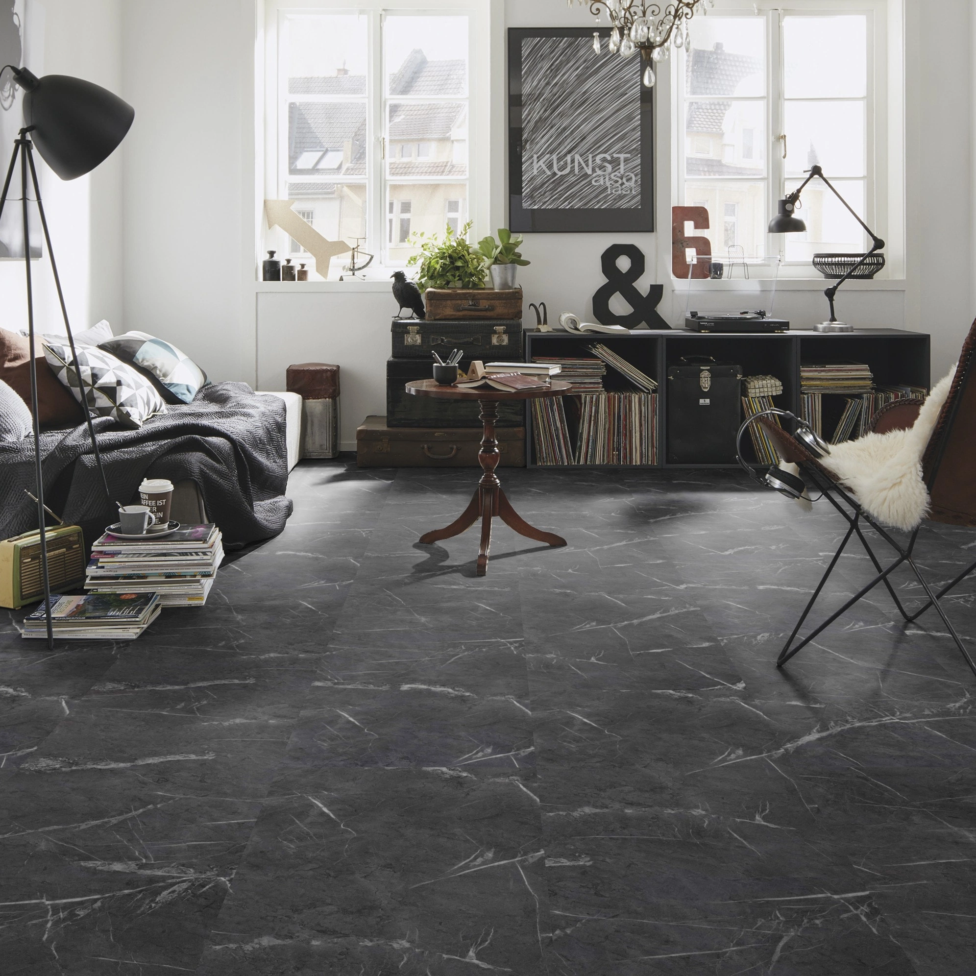 Milieubild Kompaktes Wohnzimmer mit Bücherregal - wineo Klebe-Bioboden PURLINE wineo 1500 stone XL Metropolitan Marble Dark Milieubild Kompaktes Wohnzimmer mit Bücherregal - wineo PL15402SXL