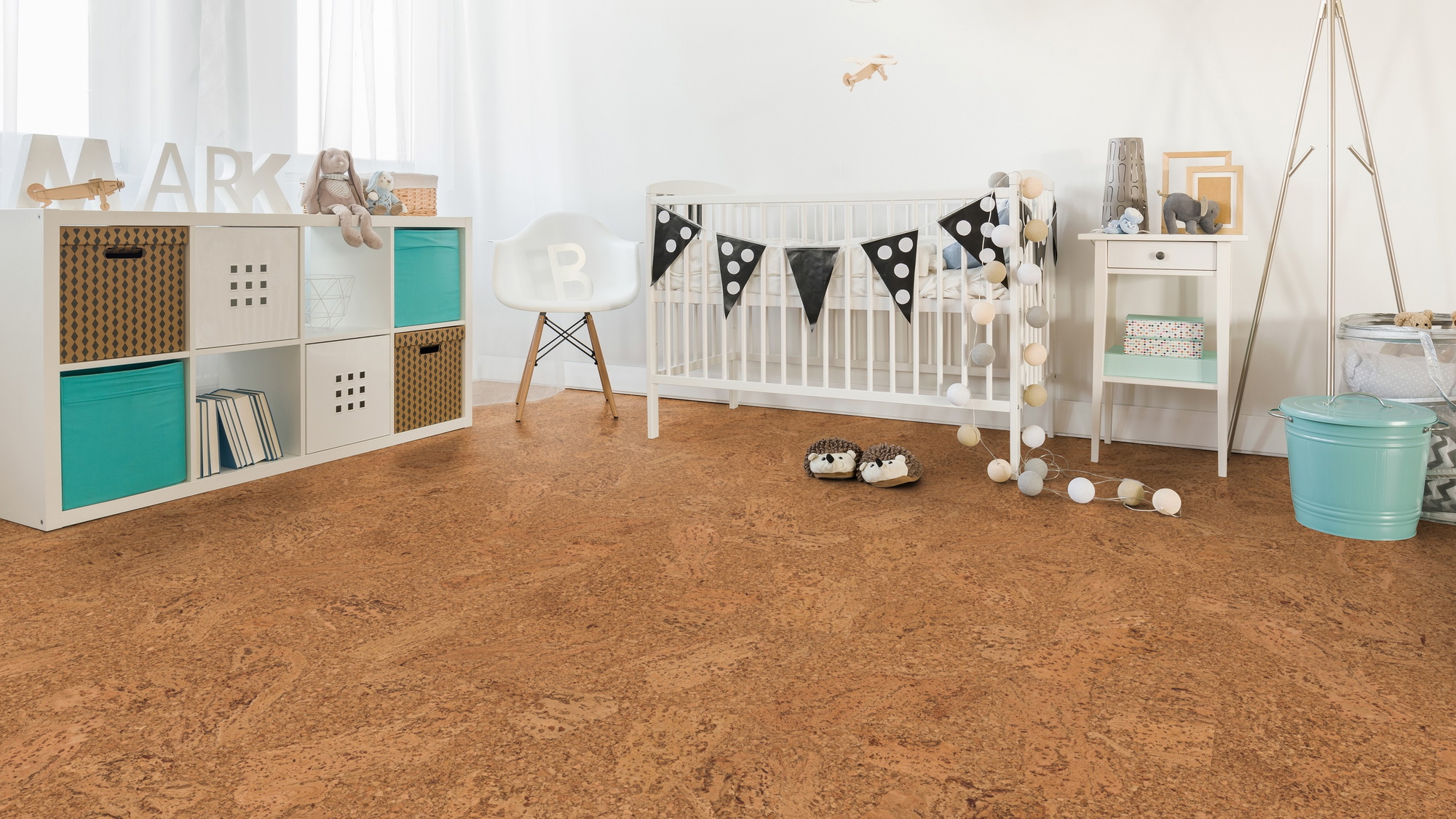 Milieubild Kinderzimmer mit weißer Krippe - Wicanders Wise HDF Klick-Korkboden cork Essence Originals Accent Milieubild Kinderzimmer mit weißer Krippe - Wicanders Wise 80002243