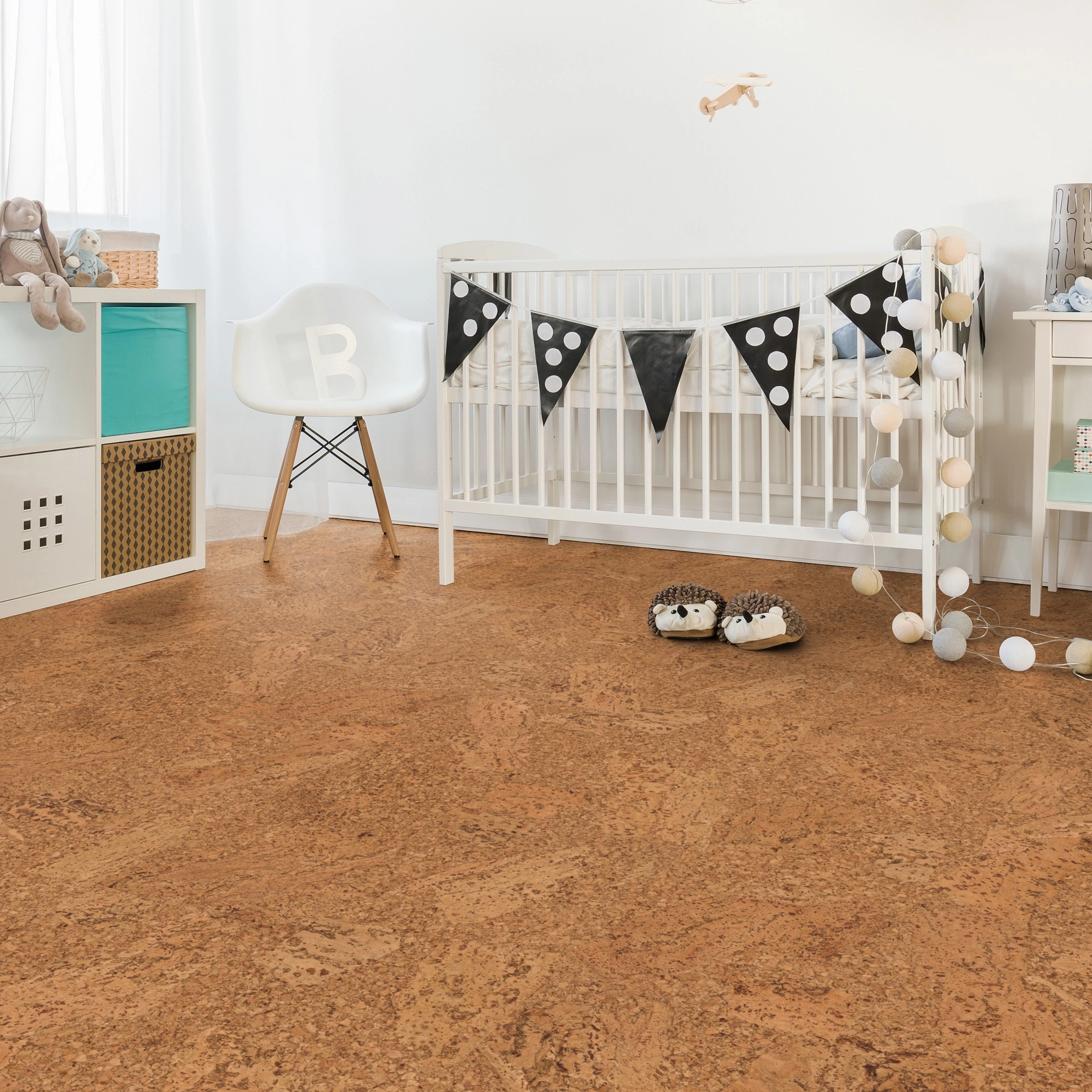 Milieubild Kinderzimmer mit weißer Krippe - Wicanders Wise HDF Klick-Korkboden cork Essence Originals Accent Milieubild Kinderzimmer mit weißer Krippe - Wicanders Wise 80002243