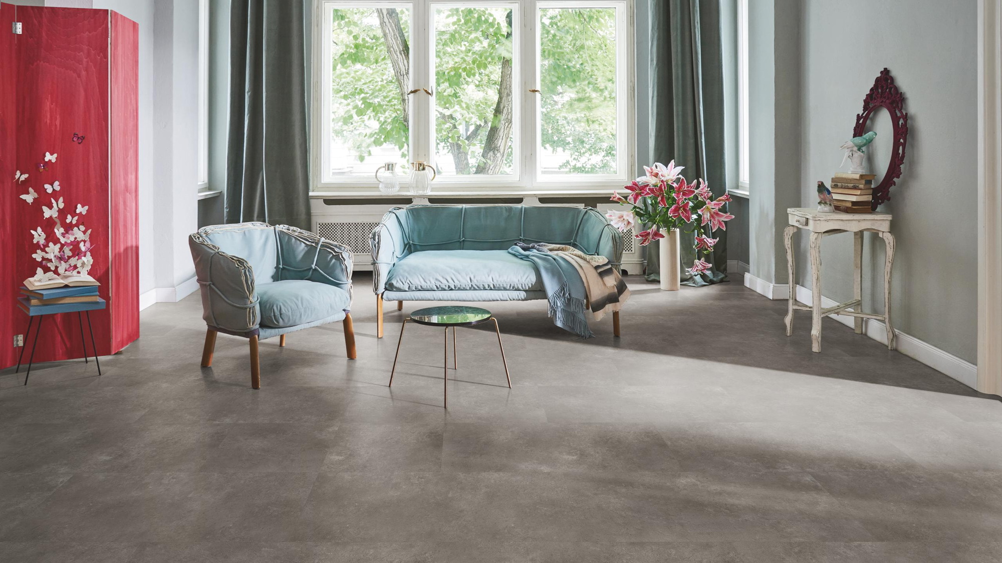 Milieubild Wohnzimmer in Stadtwohnung - Parador Klebe-Vinyl Trendtime 5 Dryback Stein Trafalgar dunkelgrau Milieubild Wohnzimmer in Stadtwohnung - Parador 1750857