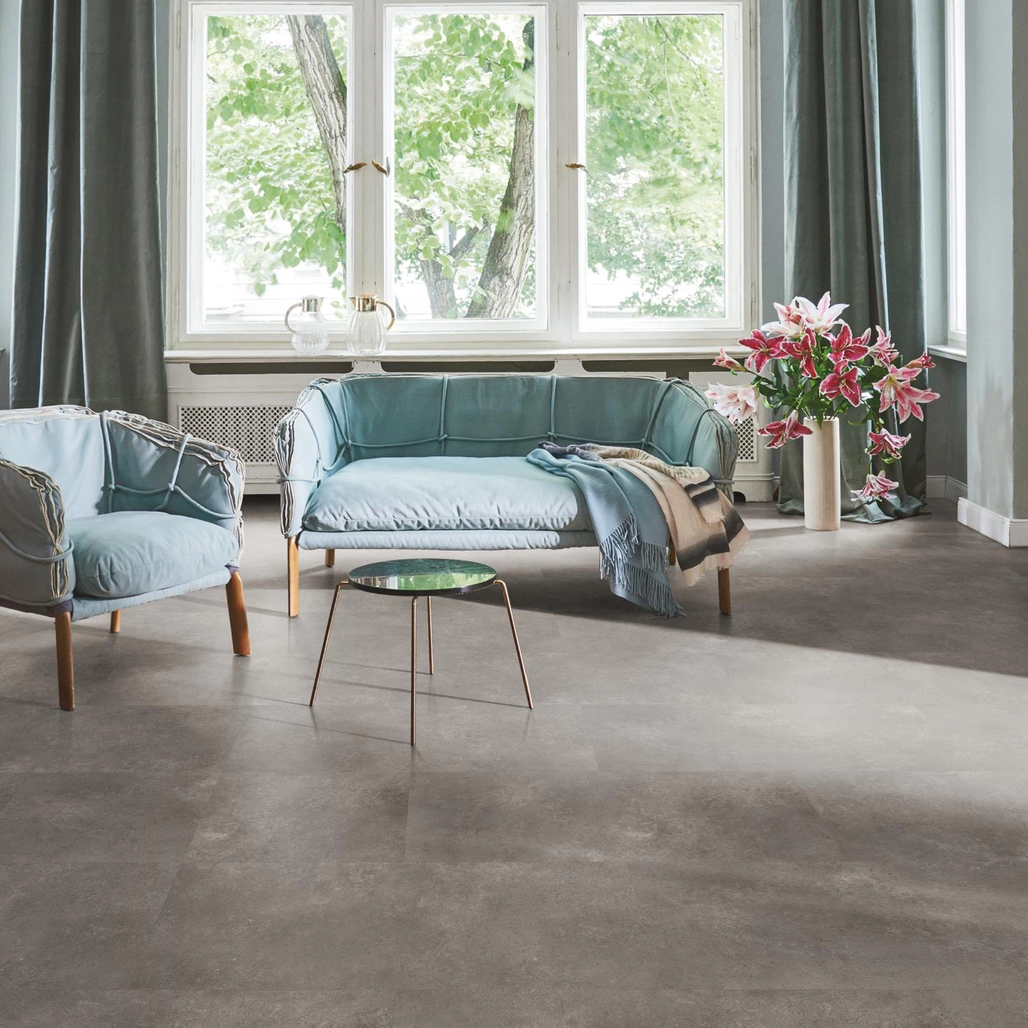 Milieubild Wohnzimmer in Stadtwohnung - Parador Klebe-Vinyl Trendtime 5 Dryback Stein Trafalgar dunkelgrau Milieubild Wohnzimmer in Stadtwohnung - Parador 1750857