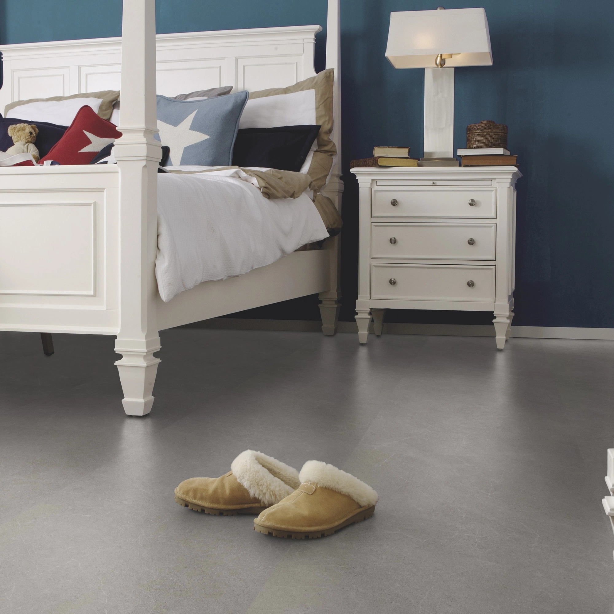 Milieubild Schlafzimmer im Landhaus-Stil - wineo Klebe-Bioboden PURLINE wineo 1500 stone XL Modern Stone Grey Milieubild Schlafzimmer im Landhaus-Stil - wineo PL15404SXL