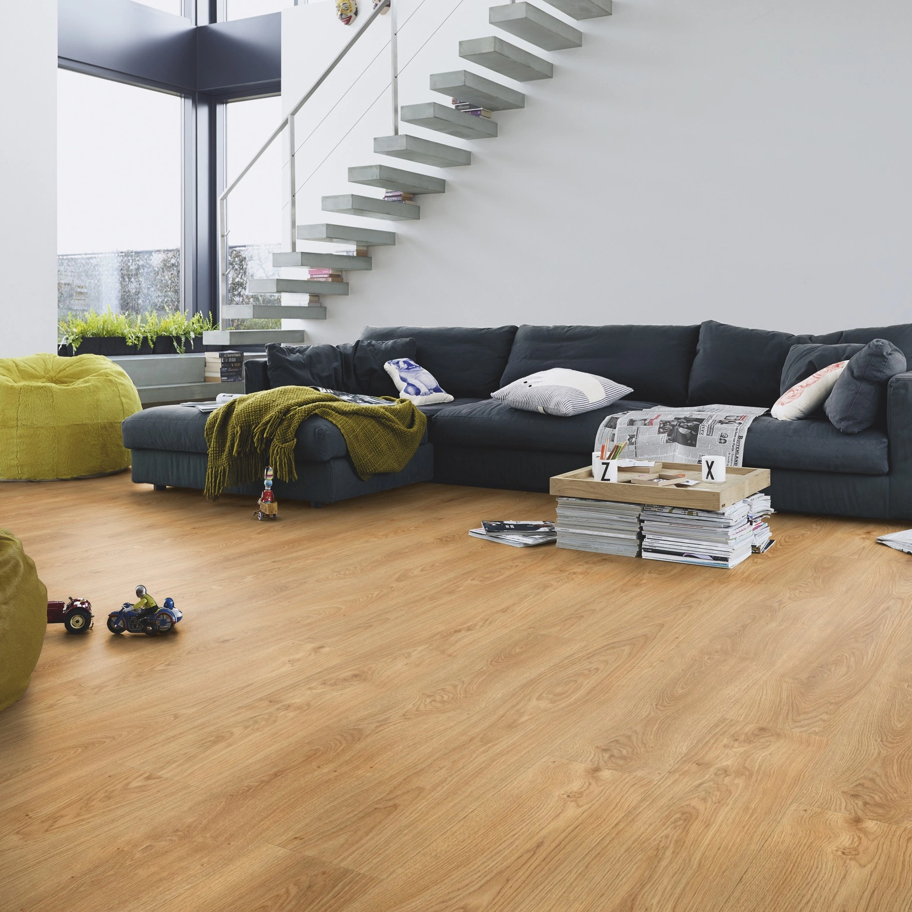 Milieubild Modernes Wohnzimmer mit Kamin - MEISTER Laminat LL 150 Ufereiche natur Milieubild Modernes Wohnzimmer mit Kamin - MEISTER 600007-2052220-07117