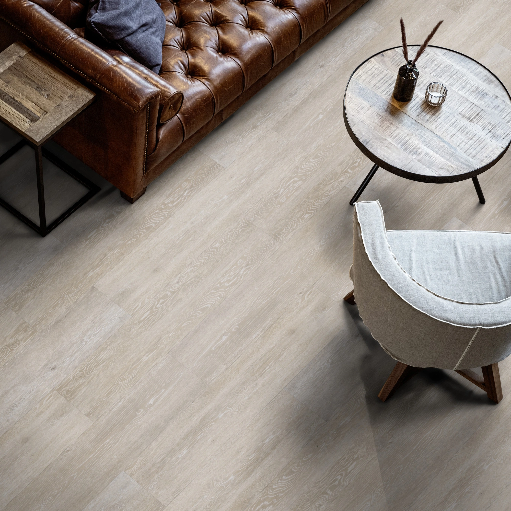 Milieubild Wohnzimmer mit Ledersofa - Blick von oben - ter Hürne Klebe-Vinyl Pro Classic Choice Eiche Viborg Milieubild Wohnzimmer mit Ledersofa - Blick von oben - ter Hürne 1101210603