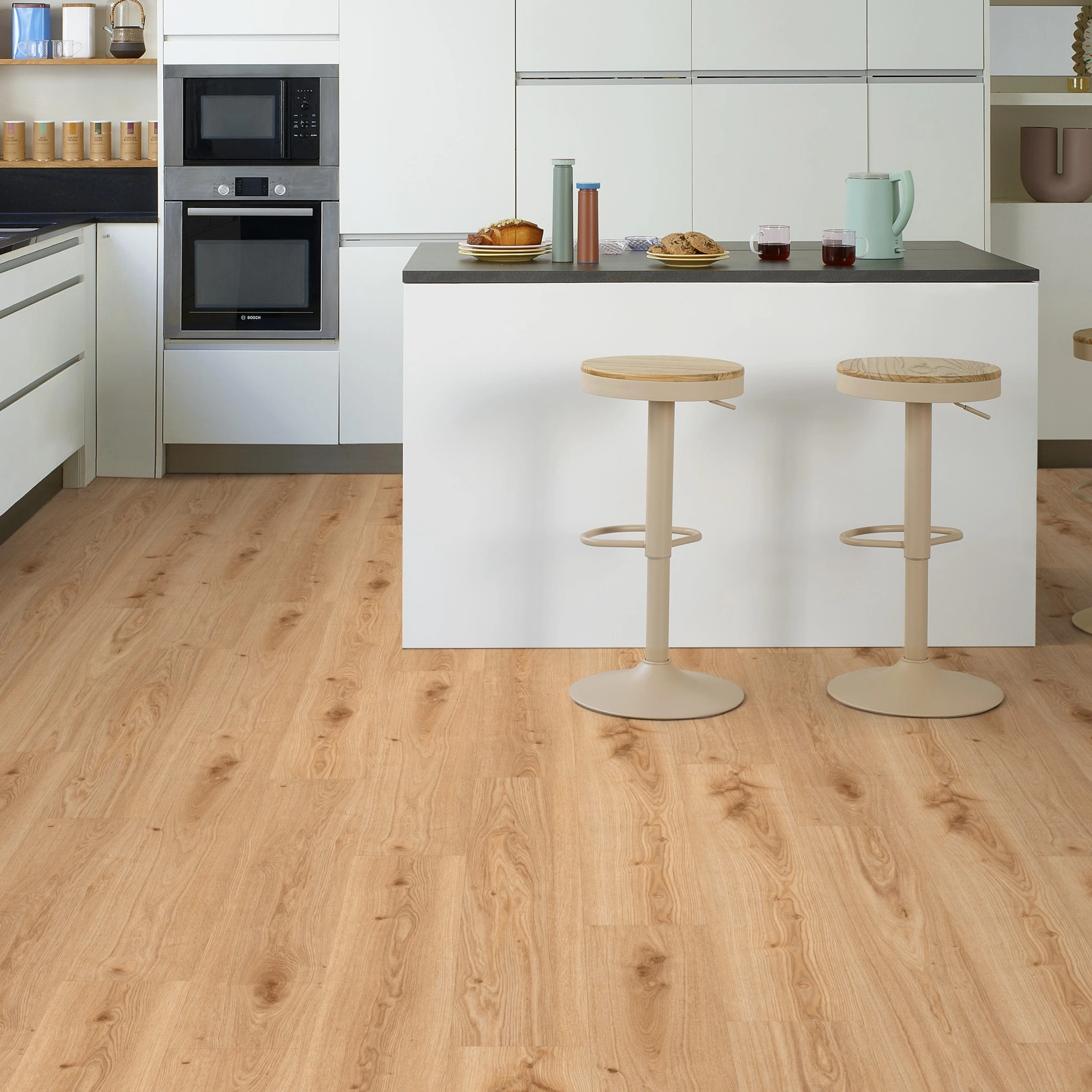 Milieubild Moderne Küche mit Küchenblock - Tarkett Rigid Klick-Vinyl Essence Rigid 55 Primary Oak Light Brown Milieubild Moderne Küche mit Küchenblock - Tarkett 260030005