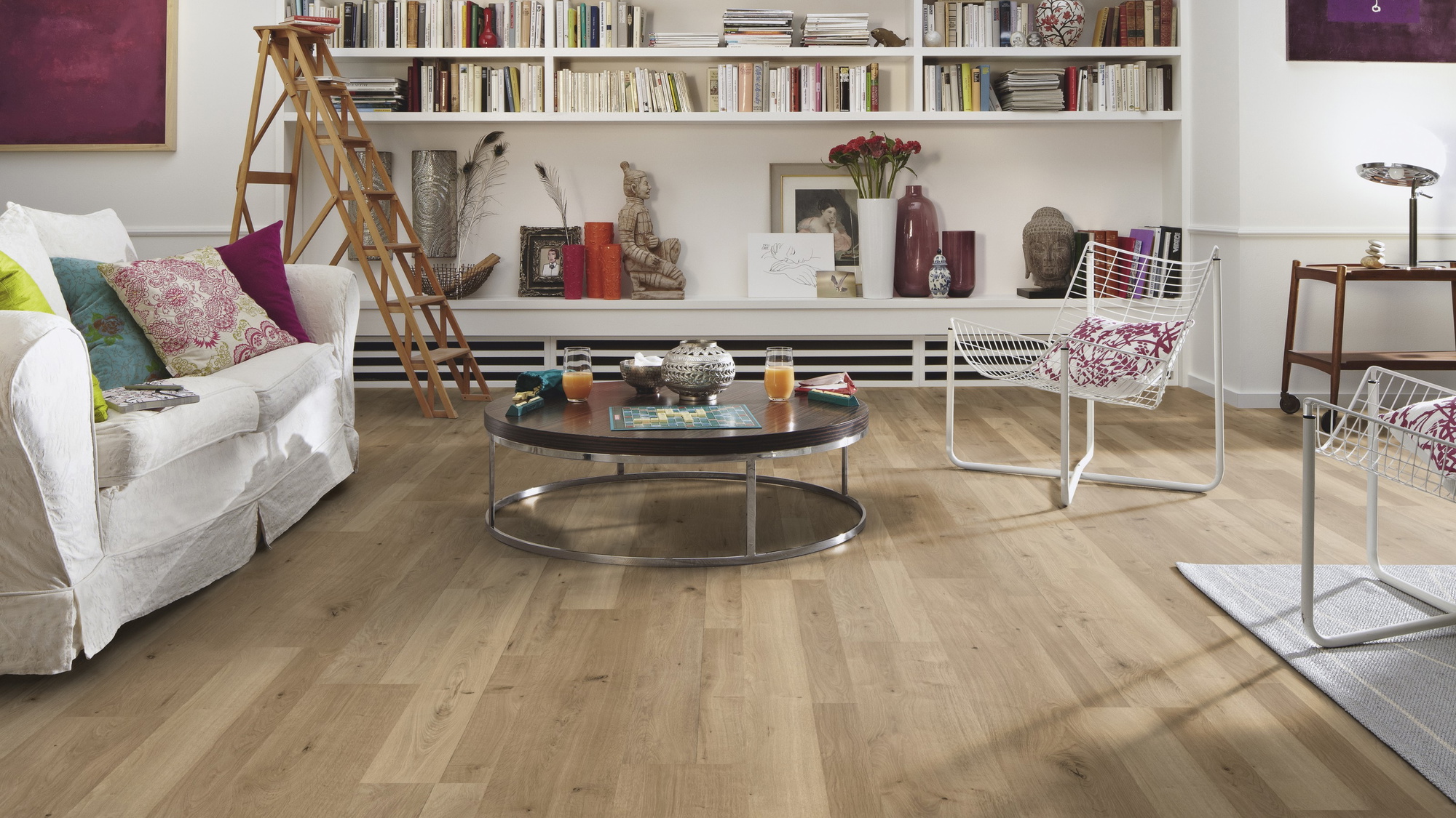 Milieubild Wohnzimmer mit großem Bücherregal - MEISTER Laminat LC 55 S Natural Oak Milieubild Wohnzimmer mit großem Bücherregal - MEISTER 600013-1288198-06675