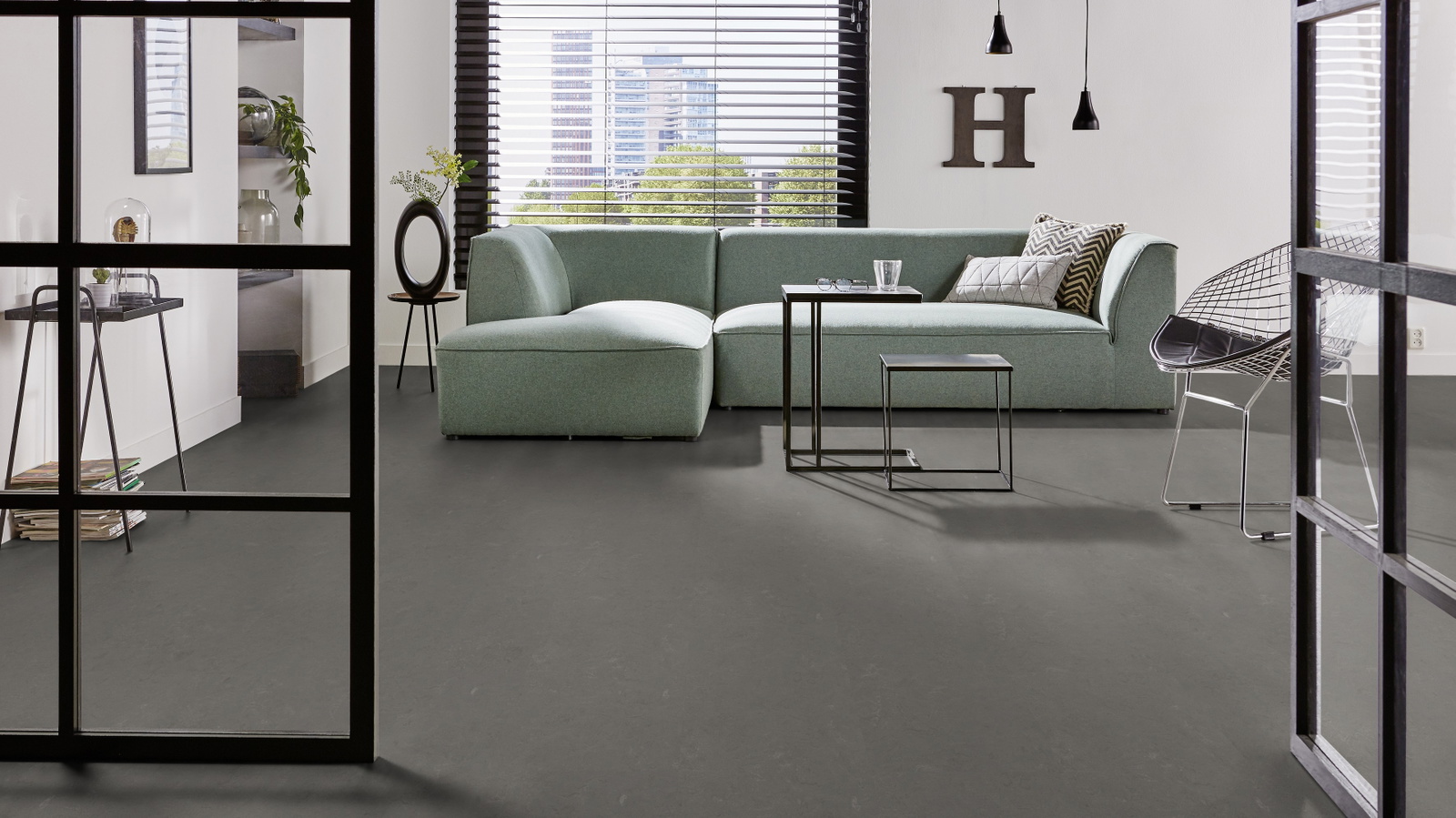 Milieubild Modernes Wohnzimmer mit mintgrünem Sofa - Forbo Flooring 176498