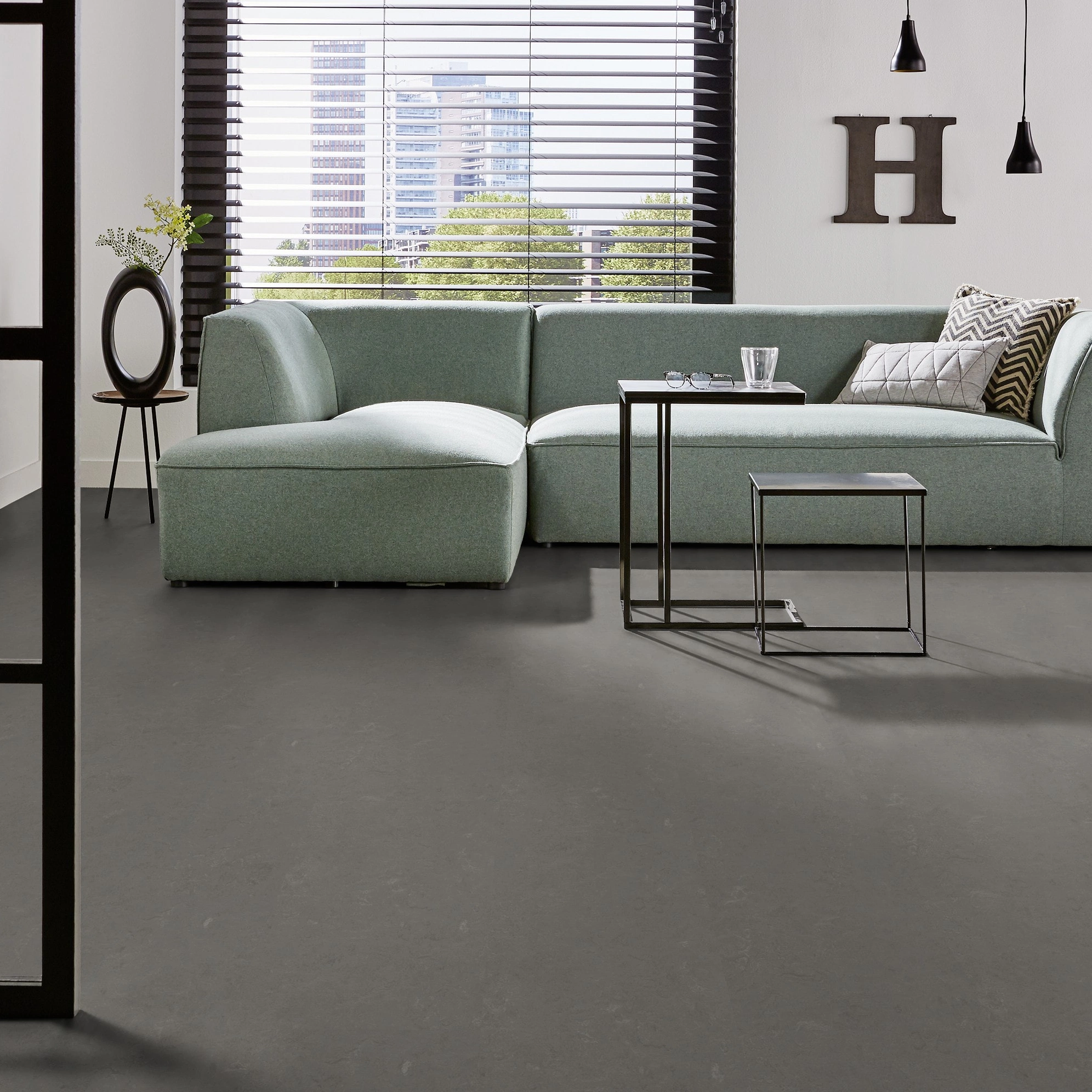 Milieubild Modernes Wohnzimmer mit mintgrünem Sofa - Forbo Flooring Marmoleum Click Nebula Milieubild Modernes Wohnzimmer mit mintgrünem Sofa - Forbo Flooring 176498