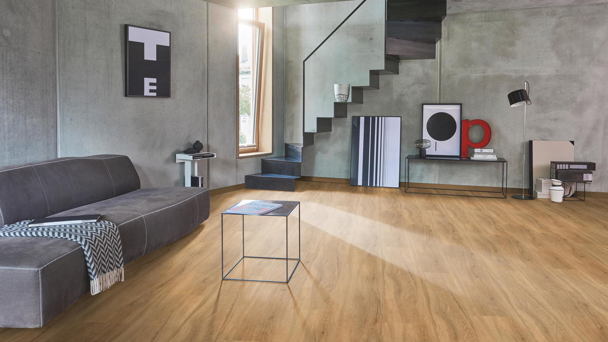 Milieubild Wohnzimmer im modernen Loft-Stil - Parador Klebe-Vinyl Basic 2.0 Eiche Sierra natur Milieubild Wohnzimmer im modernen Loft-Stil - Parador 1730791