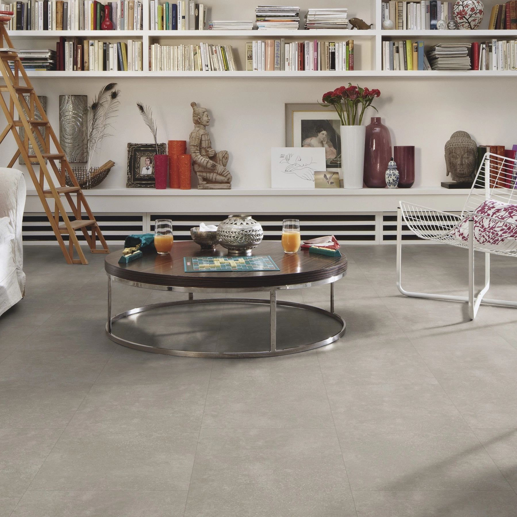 Milieubild Wohnzimmer mit großem Bücherregal - MEISTER Laminat LB 150 Mineral Stone Milieubild Wohnzimmer mit großem Bücherregal - MEISTER 600003-0857398-07137