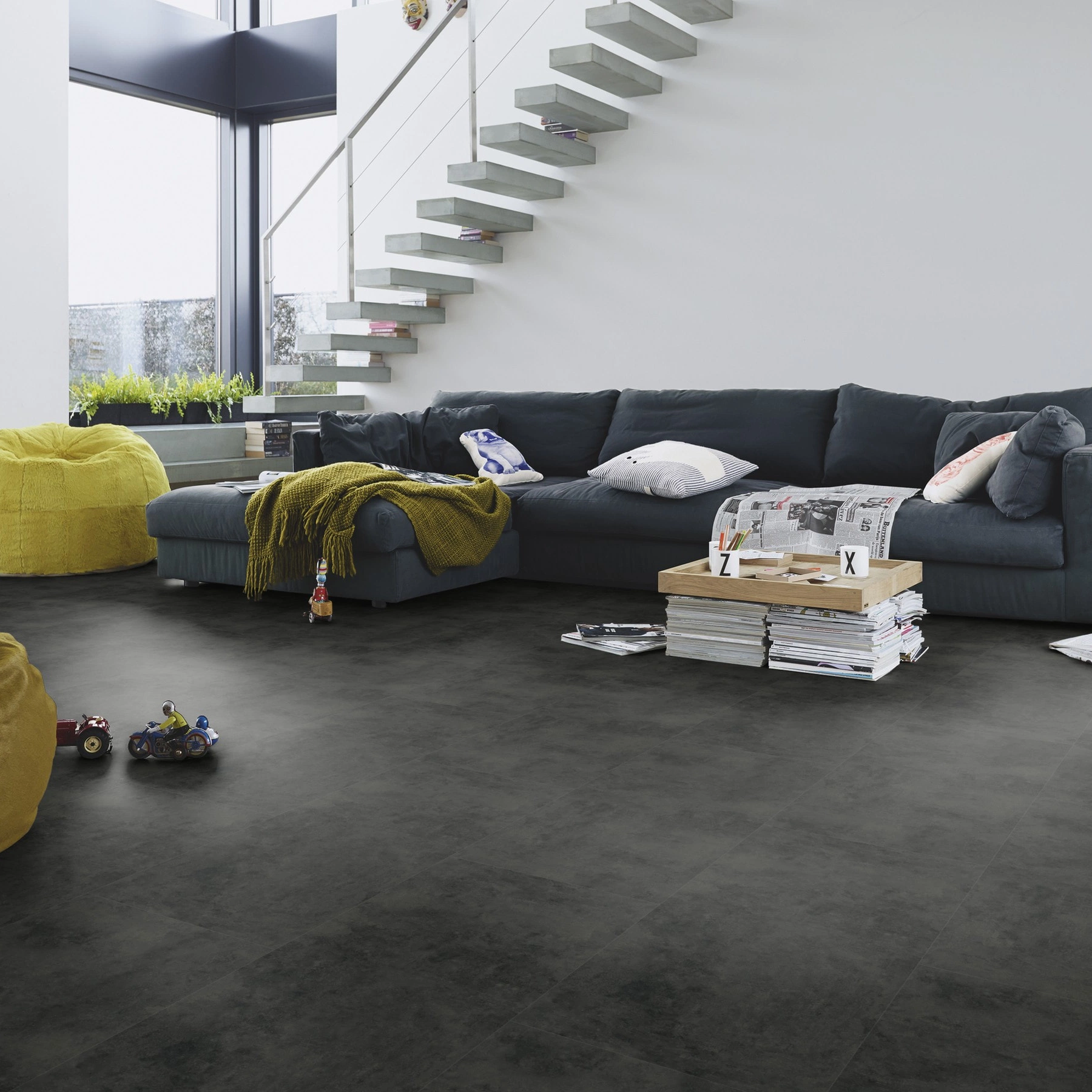 Milieubild Modernes Wohnzimmer mit Kamin - MEISTER Laminat LB 150 Black Rock Milieubild Modernes Wohnzimmer mit Kamin - MEISTER 600003-0857398-07136