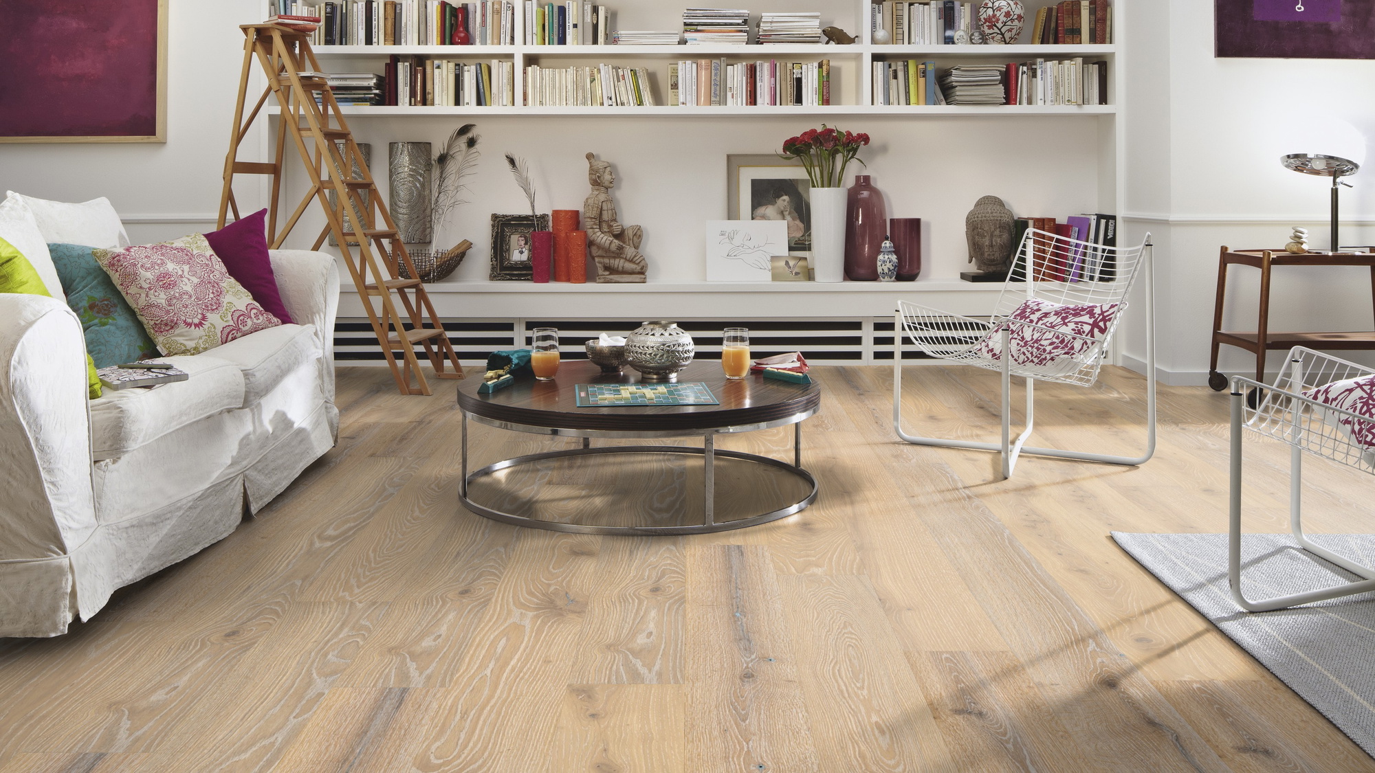 Milieubild Wohnzimmer mit großem Bücherregal - MEISTER Furnierboden HD 100 Natureflex Eiche lebhaft leichtweiß gekälkt Milieubild Wohnzimmer mit großem Bücherregal - MEISTER 500139-2200210-20016