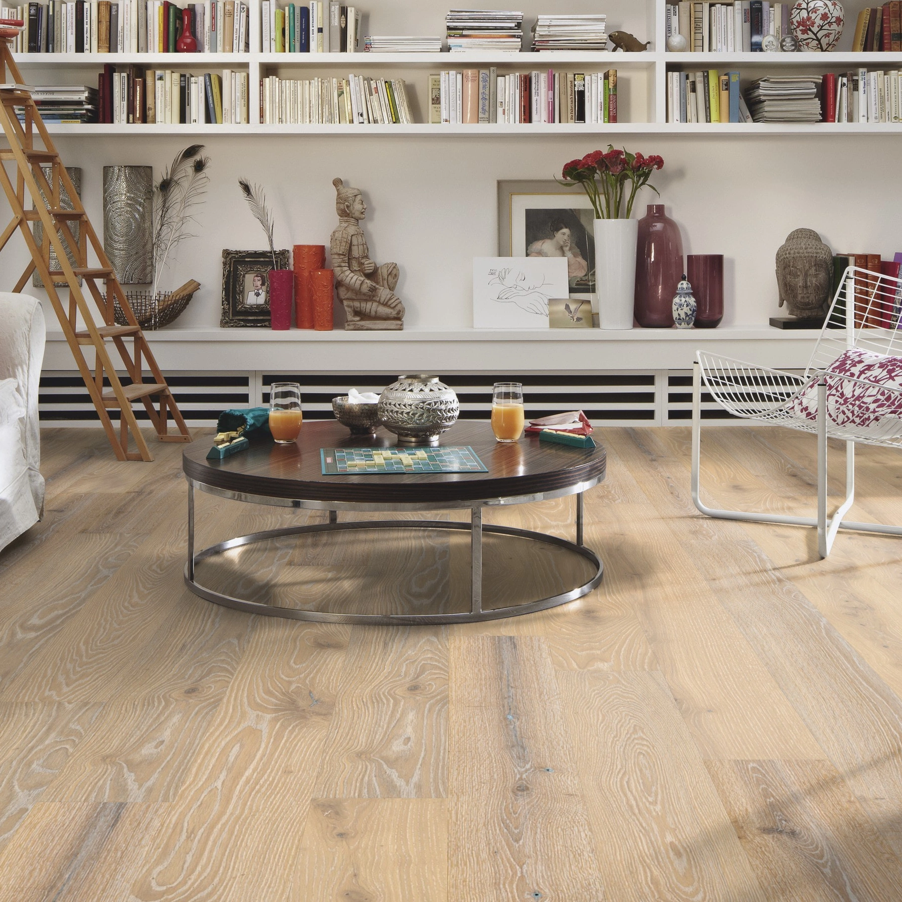 Milieubild Wohnzimmer mit großem Bücherregal - MEISTER Furnierboden HD 100 Natureflex Eiche lebhaft leichtweiß gekälkt Milieubild Wohnzimmer mit großem Bücherregal - MEISTER 500139-2200210-20016