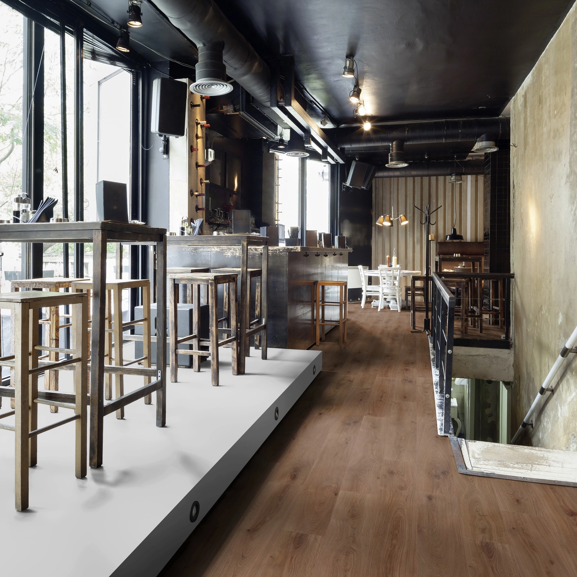 Milieubild Restaurant - Bar mit Tischen und Hockern - wineo Klebe-Bioboden PURLINE wineo 1000 wood XL Noble Oak Chocolate Milieubild Restaurant - Bar mit Tischen und Hockern - wineo PL312R