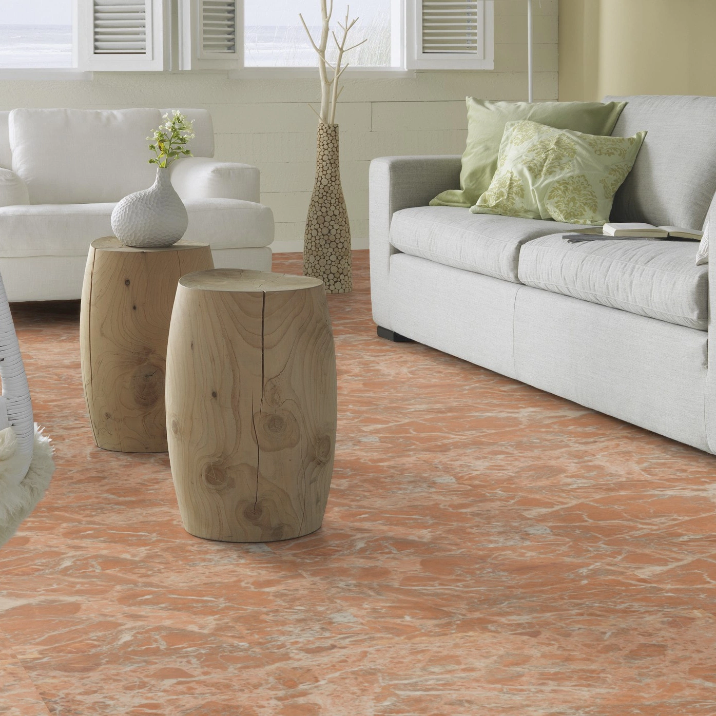 Milieubild Modernes, freundliches Wohnzimmer mit Sofa - Forbo Flooring Klebe-Vinyl Allura Dryback 0.55 Material Peach Marble Milieubild Modernes, freundliches Wohnzimmer mit Sofa - Forbo Flooring 243648