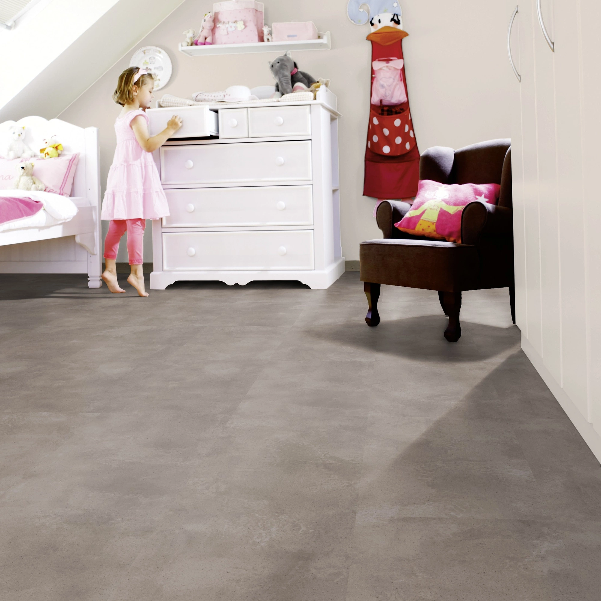 Milieubild Kinderzimmer mit weißer Kommode - wineo Klebe-Bioboden PURLINE wineo 1000 stone L Urban Concrete Smoke Milieubild Kinderzimmer mit weißer Kommode - wineo PL318R