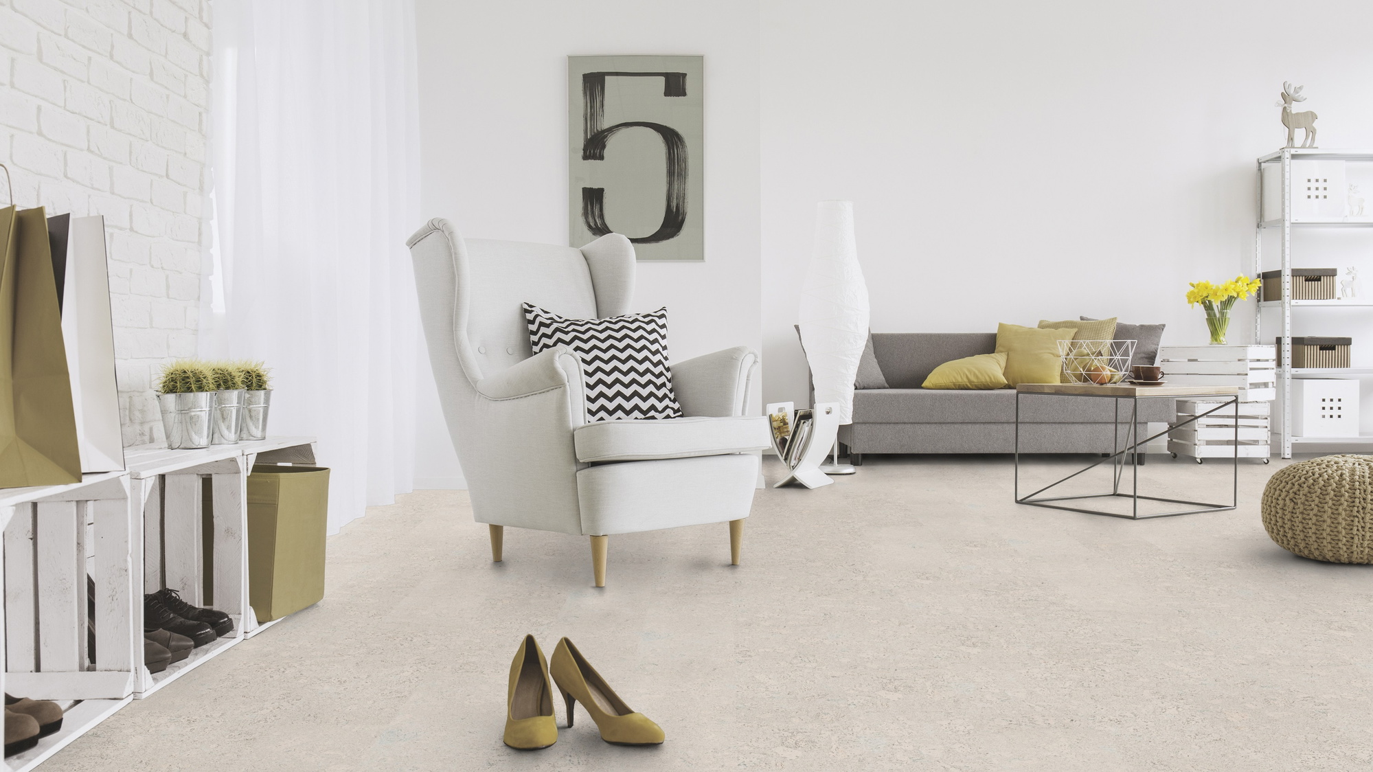 Milieubild Wohnzimmer mit Sessel und Sofa - Wicanders Wise HDF Klick-Korkboden cork Essence Personality Moonlight Milieubild Wohnzimmer mit Sessel und Sofa - Wicanders Wise 80002260