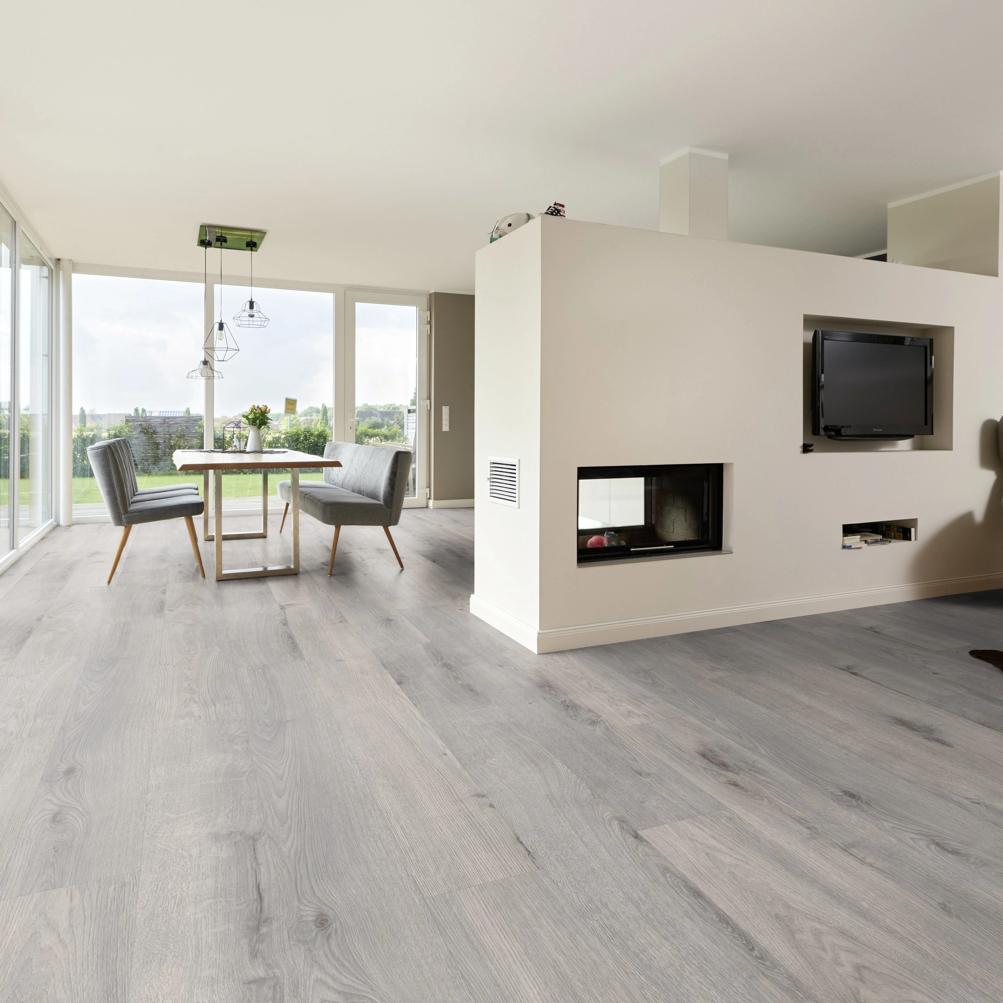 Milieubild Wohnzimmer mit Essbereich und Kamin - ter Hürne Laminat Grand Edition Eiche Sky Lounge Milieubild Wohnzimmer mit Essbereich und Kamin - ter Hürne 1101021830