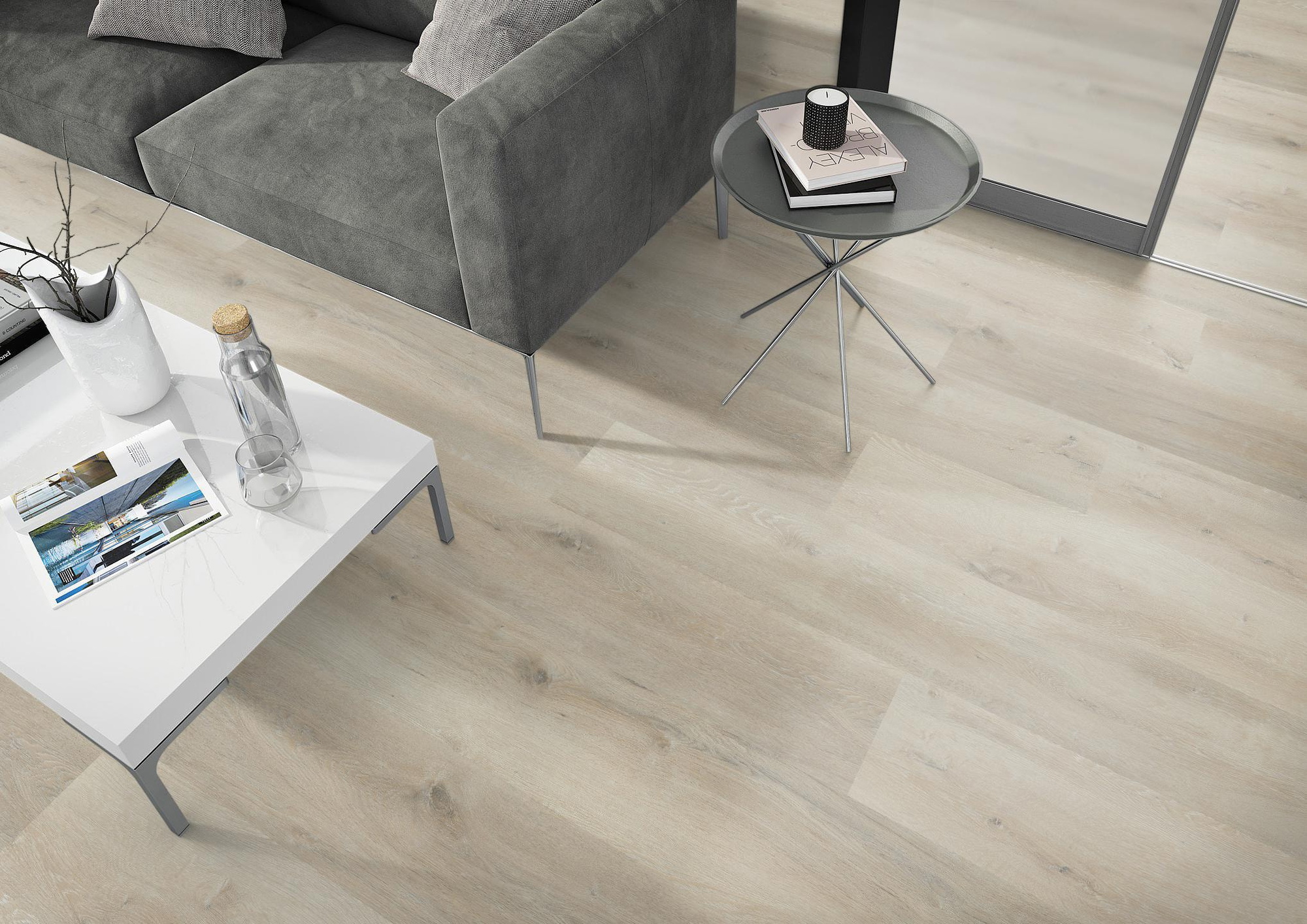 Milieubild Wohnzimmer - Sofa mit Beistelltisch und Glastür - nexflor Klebe-Vinyl Helios Collection Phocis Oak Milieubild Wohnzimmer - Sofa mit Beistelltisch und Glastür - nexflor NXF-10030-001