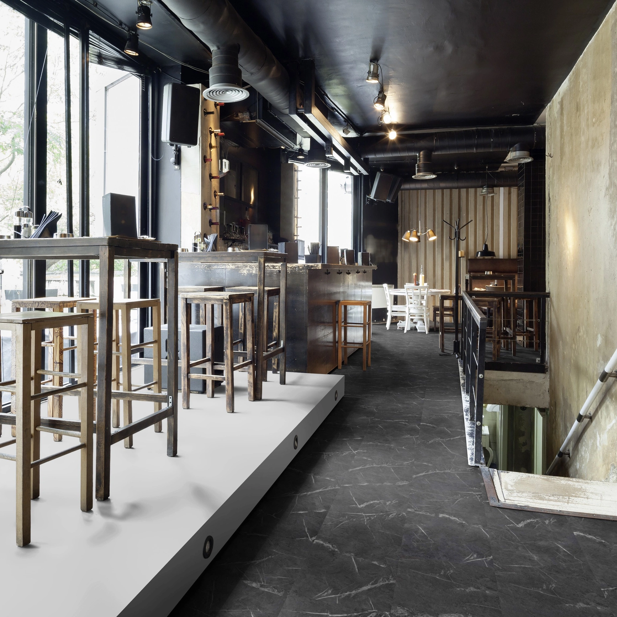 Milieubild Restaurant - Bar mit Tischen und Hockern - wineo Klebe-Bioboden PURLINE wineo 1500 stone XL Metropolitan Marble Dark Milieubild Restaurant - Bar mit Tischen und Hockern - wineo PL15402SXL