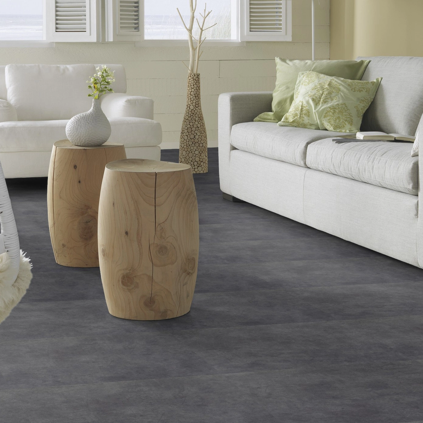 Milieubild Modernes, freundliches Wohnzimmer mit Sofa - Forbo Flooring Klebe-Vinyl Allura Dryback 0.55 Material Charcoal Concrete Milieubild Modernes, freundliches Wohnzimmer mit Sofa - Forbo Flooring 220184