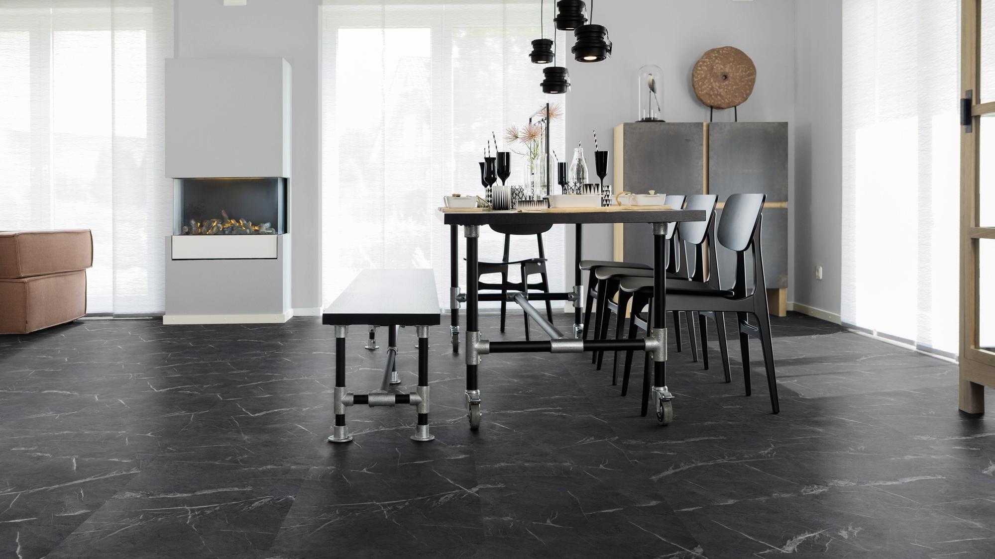 Milieubild Esszimmer mit Kamin - wineo Klebe-Bioboden PURLINE wineo 1500 stone XL Metropolitan Marble Dark Milieubild Esszimmer mit Kamin - wineo PL15402SXL