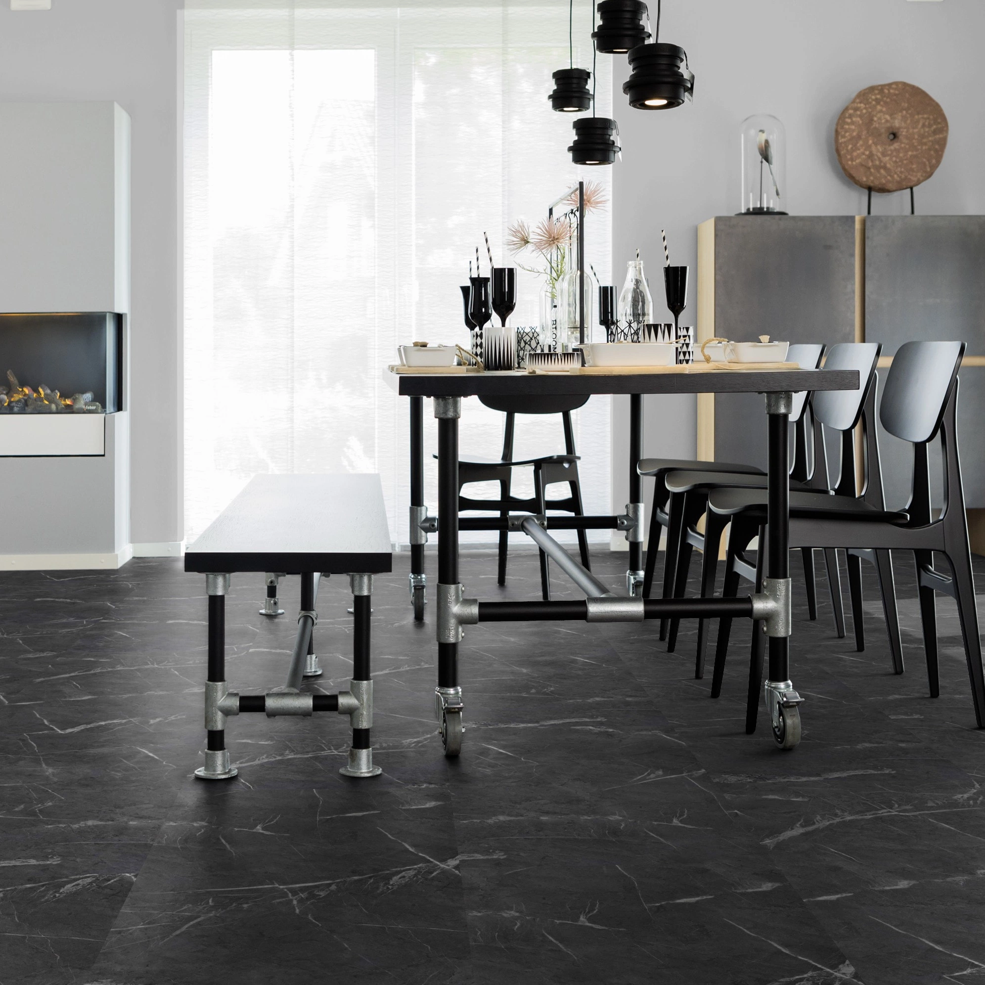 Milieubild Esszimmer mit Kamin - wineo Klebe-Bioboden PURLINE wineo 1500 stone XL Metropolitan Marble Dark Milieubild Esszimmer mit Kamin - wineo PL15402SXL