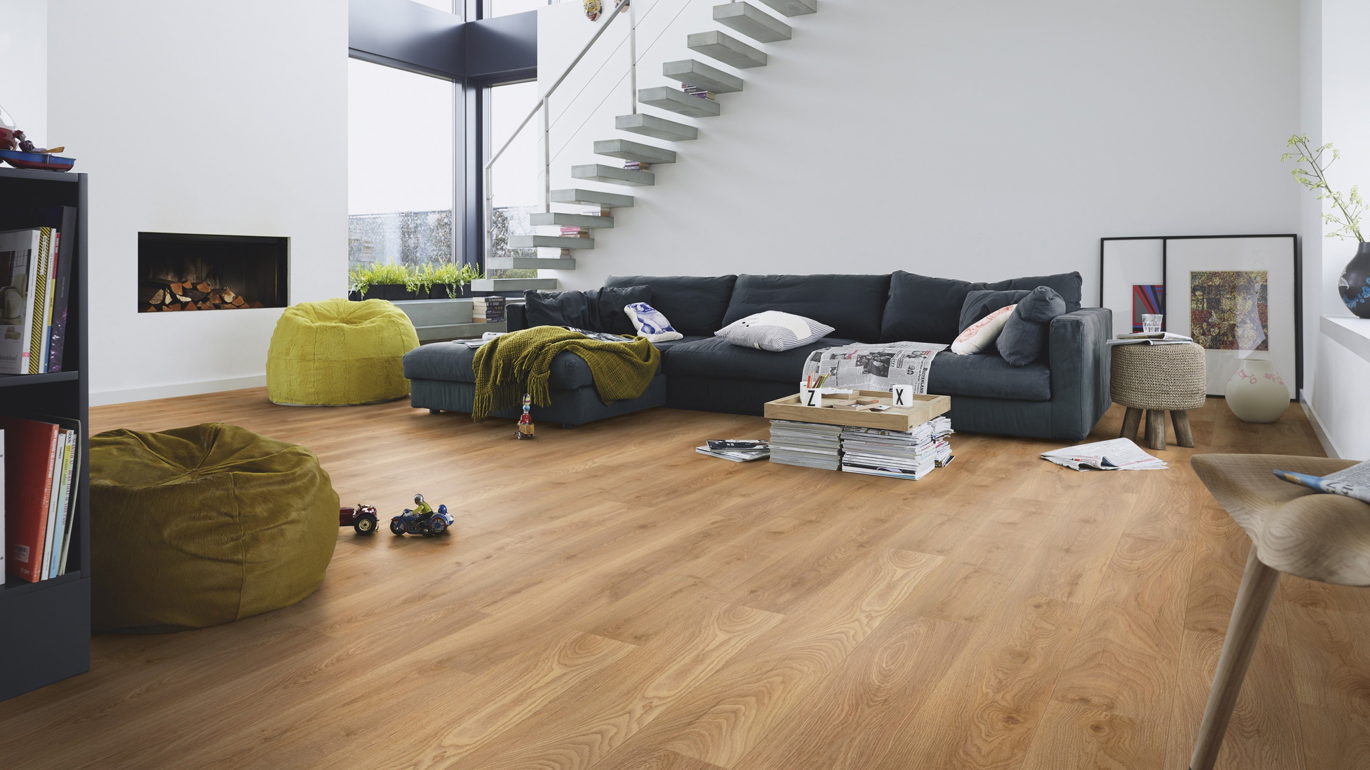 Milieubild Modernes Wohnzimmer mit Kamin - Meister Laminat LD 150 Eiche Woodend Milieubild Modernes Wohnzimmer mit Kamin - Meister 600017-1288198-07014