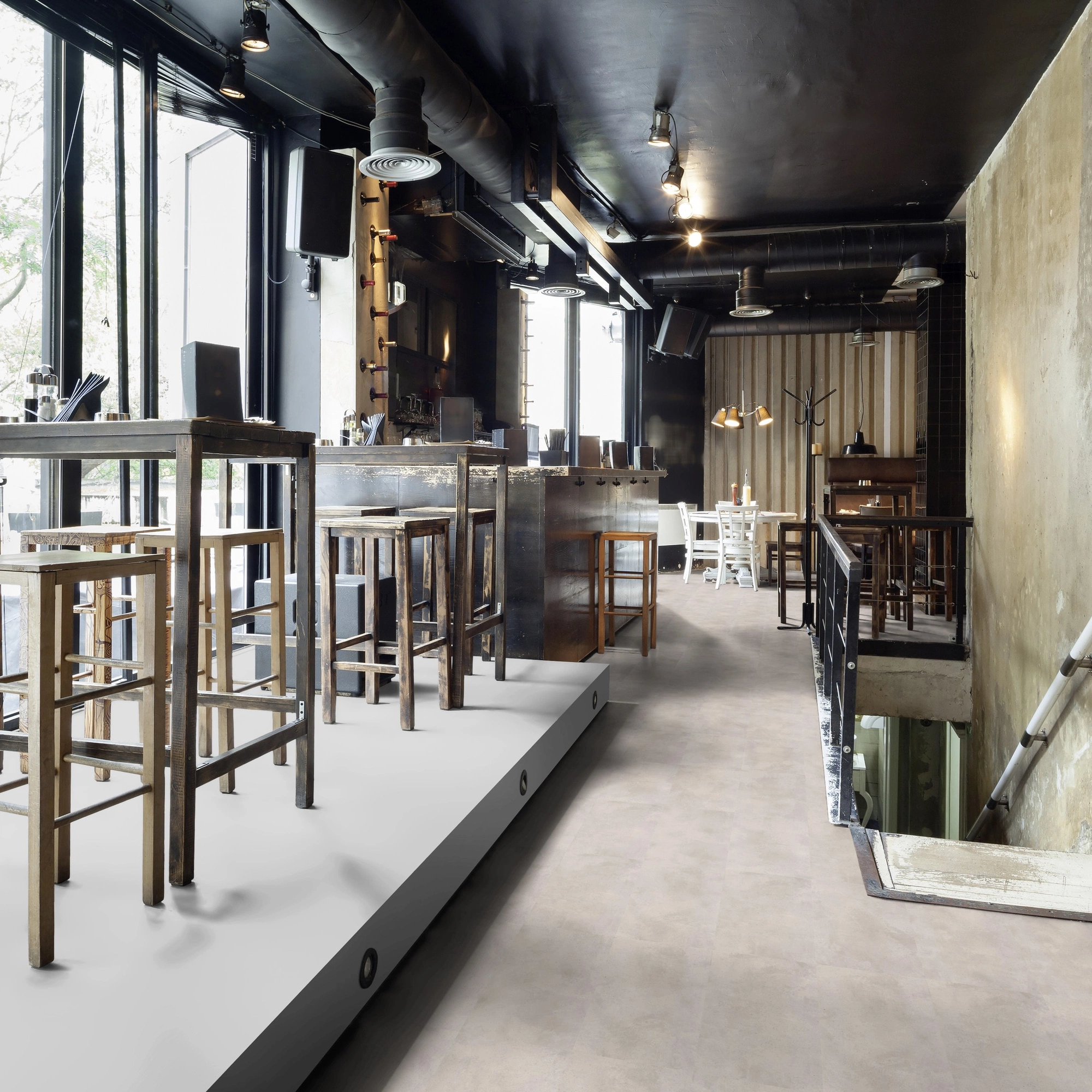 Milieubild Restaurant - Bar mit Tischen und Hockern - wineo Klebe-Bioboden PURLINE wineo 1000 stone L Urban Concrete Light Milieubild Restaurant - Bar mit Tischen und Hockern - wineo PL317R