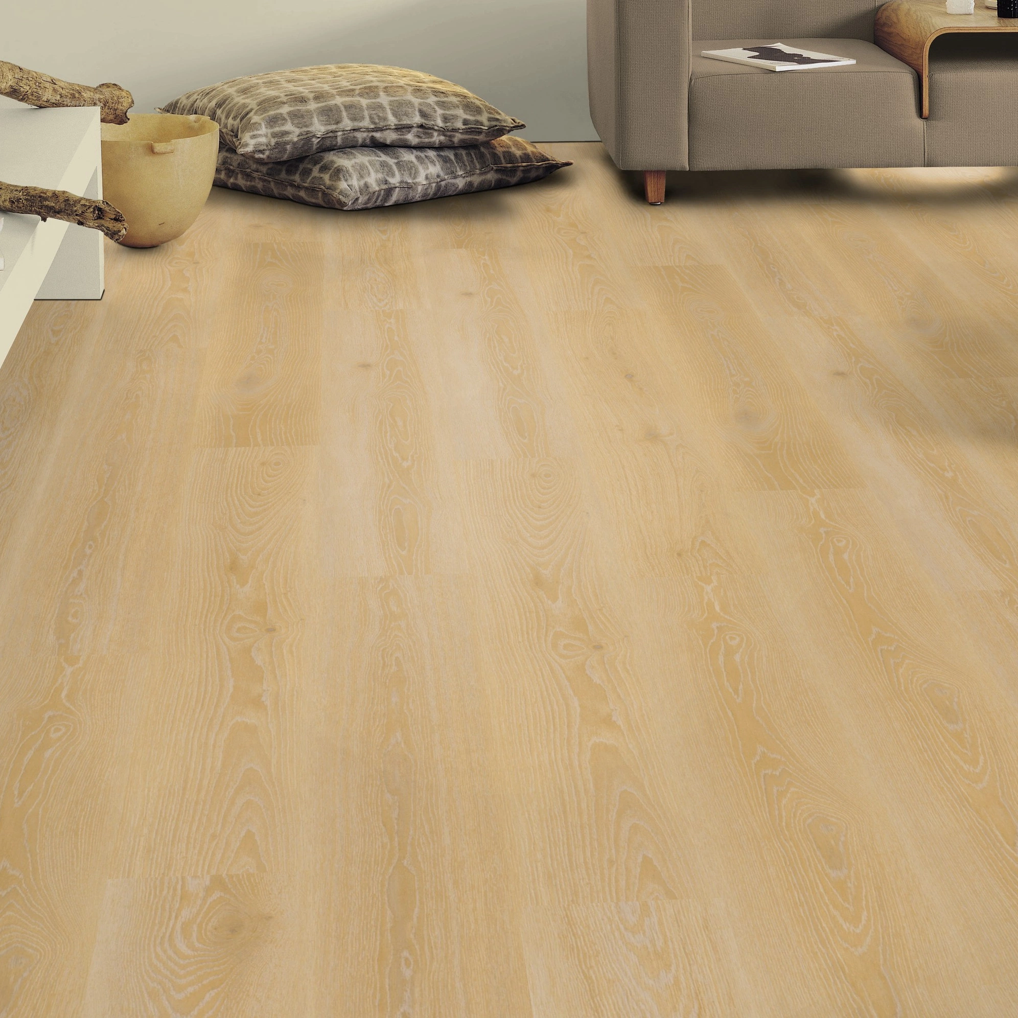 Milieubild Wohnzimmer mit Sideboard - Tarkett Klebe-Vinyl Essence 55 Tribe Oak Light Natural Milieubild Wohnzimmer mit Sideboard - Tarkett 260053007