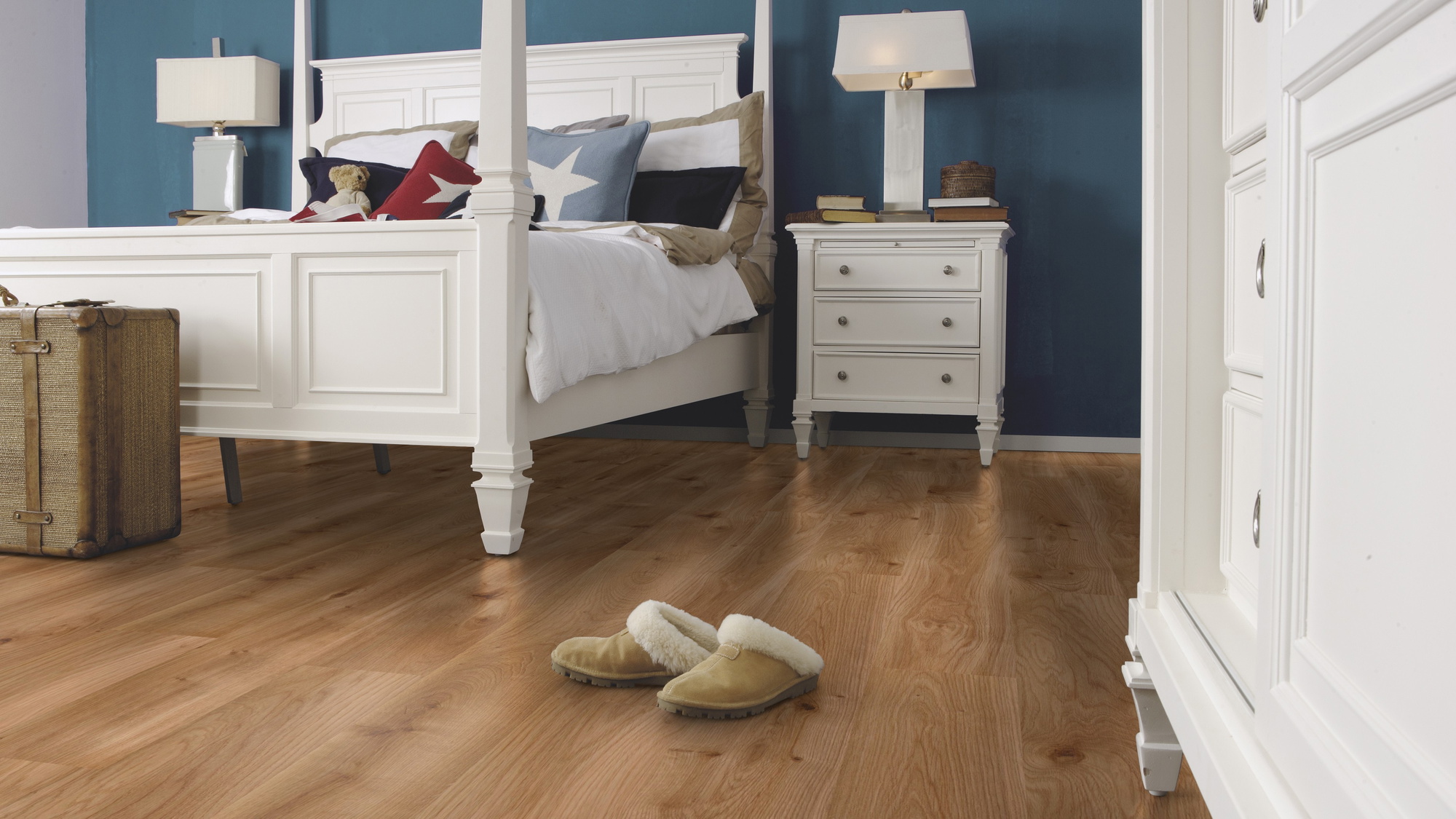 Milieubild Schlafzimmer im Landhaus-Stil - wineo Klick-Bioboden PURLINE wineo 1000 wood L Intensive Oak Caramel Milieubild Schlafzimmer im Landhaus-Stil - wineo PLC300R