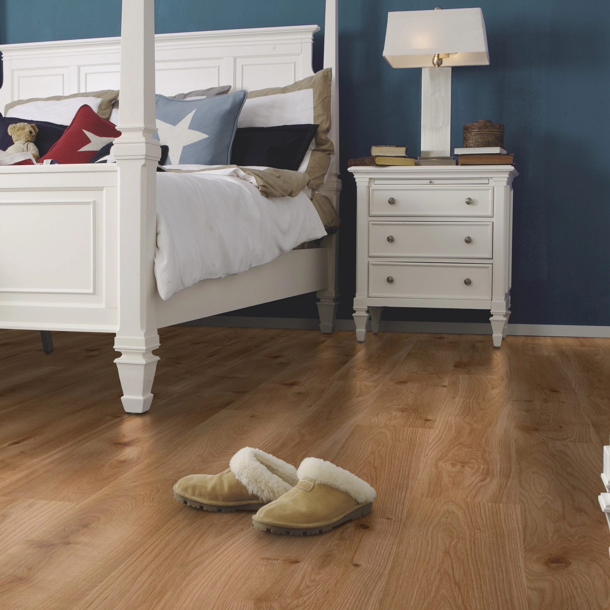 Milieubild Schlafzimmer im Landhaus-Stil - wineo Klick-Bioboden PURLINE wineo 1000 wood L Intensive Oak Caramel Milieubild Schlafzimmer im Landhaus-Stil - wineo PLC300R