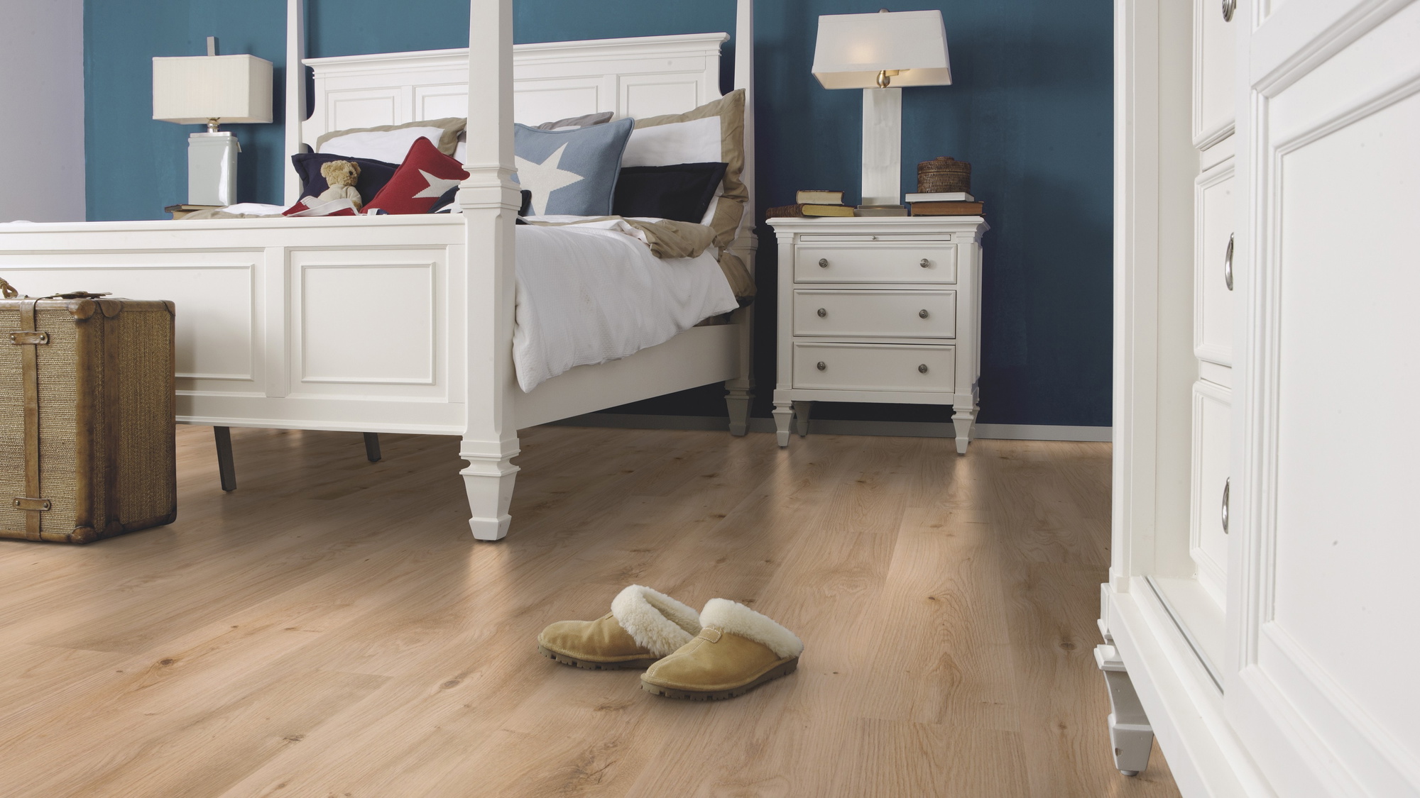 Milieubild Schlafzimmer im Landhaus-Stil - wineo Klebe-Bioboden PURLINE wineo 1000 wood L Intensive Oak Honey Milieubild Schlafzimmer im Landhaus-Stil - wineo PL299R