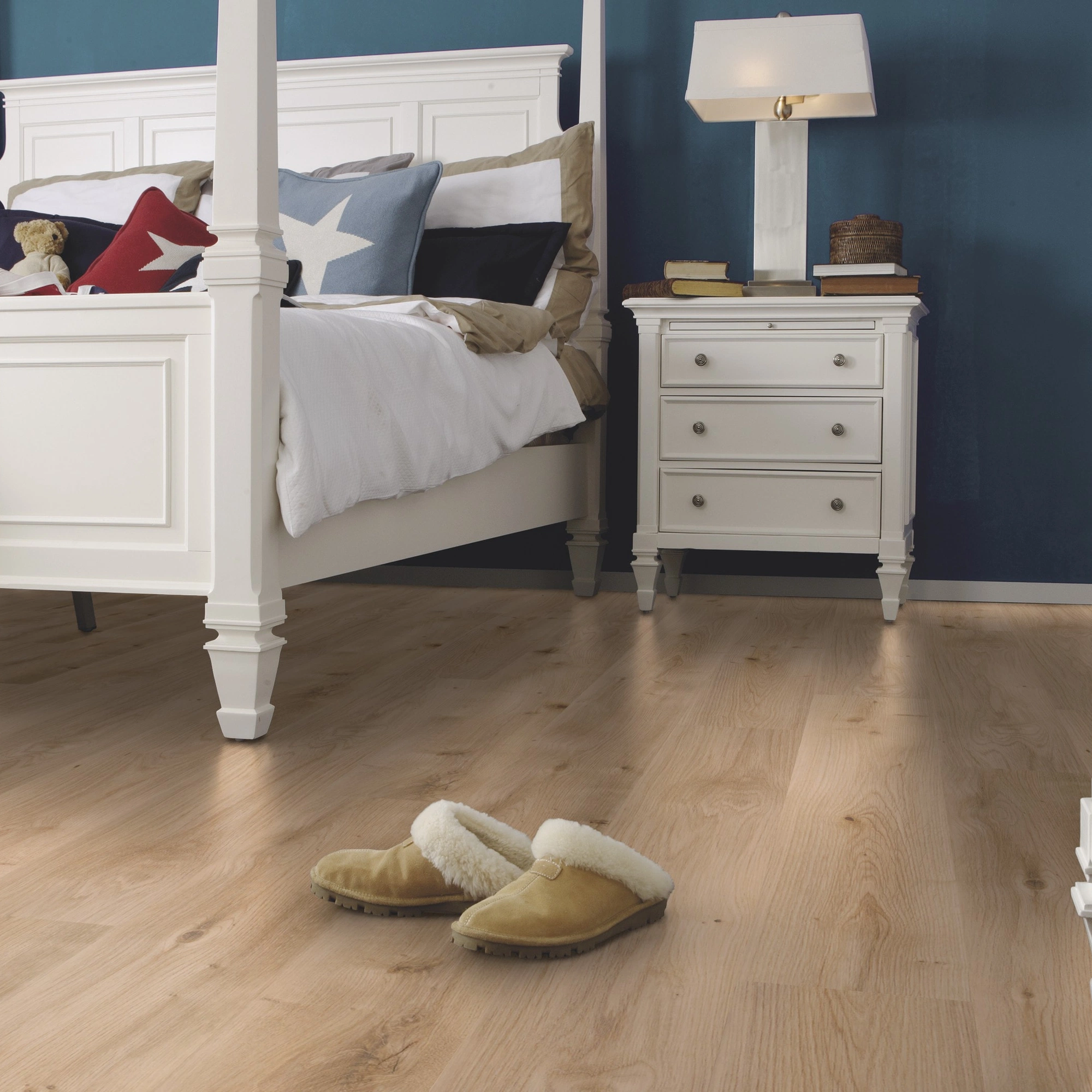 Milieubild Schlafzimmer im Landhaus-Stil - wineo Klebe-Bioboden PURLINE wineo 1000 wood L Intensive Oak Honey Milieubild Schlafzimmer im Landhaus-Stil - wineo PL299R