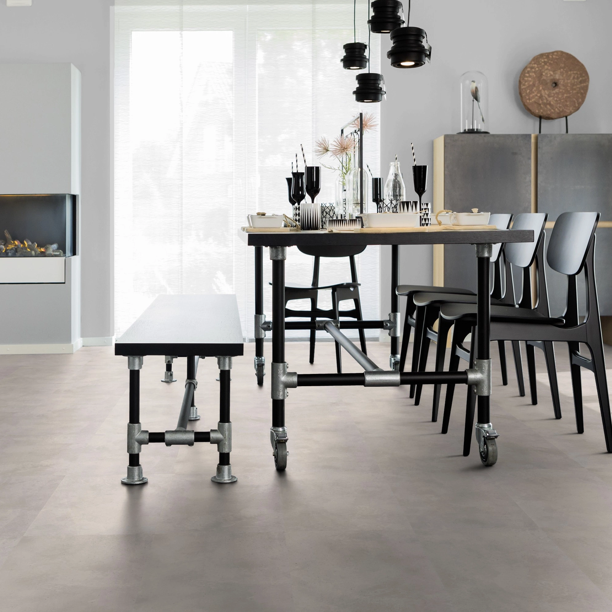 Milieubild Esszimmer mit Kamin - wineo Klebe-Bioboden PURLINE wineo 1000 stone L Urban Concrete Light Milieubild Esszimmer mit Kamin - wineo PL317R