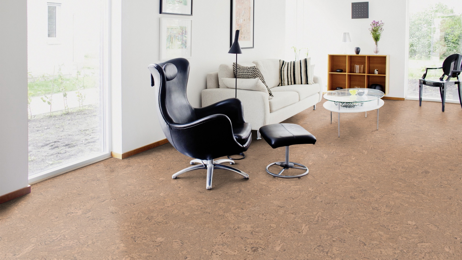 Milieubild Wohnzimmer mit Sessel und bodentiefem Fenster - Wicanders Wise 80002263